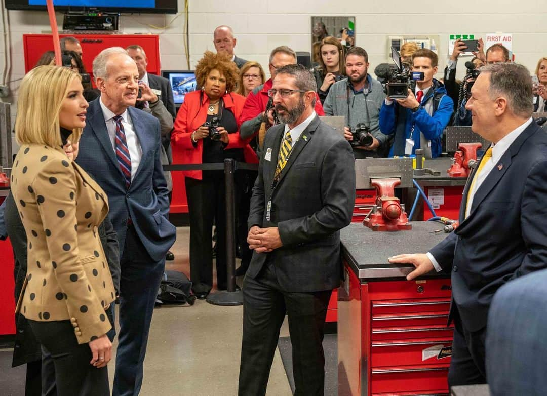 イヴァンカ・トランプさんのインスタグラム写真 - (イヴァンカ・トランプInstagram)「14 Million opportunities have been committed through our #PledgetoAmericasWorkers initiative to skill & retrain our Nation’s workforce.  Today, along w/ @SecPompeo, @SpiritAero, @AirbusintheUS & @JRCustomMetalP1 Pledged their investment in current & future aviation workers — helping ensure America’s continued dominance of the skies! ✈️」10月25日 8時57分 - ivankatrump