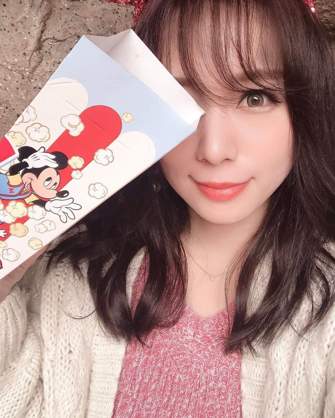 のインスタグラム：「ディズニーに行くと疲れが丸2日は抜けません(´_>`)﻿ 寝ても寝ても眠いとです﻿ (´_>`)﻿ これがサンジュウダイか(加えて日々の運動不足)﻿ (´_>`)﻿ (楽しんだ代償です。ドンマイ。)﻿ ﻿ ﻿ カメラを自分に向けられると笑わないのに﻿ 私が自撮りしてるのに気付くと必ずと言っていいほどフレームインしてきて変顔する息子。﻿ そのひょうきんな感じ、ピンの写真でも発揮してー😭！笑﻿ ﻿ ﻿ ﻿ #ピン写真﻿ #全部無﻿ #それか顔隠す﻿ #お年頃なの分かるけど﻿ #写真に残したいよう﻿ #その写真を老後に見返しては﻿ #懐かしさと愛しさで泣くんだろうな﻿ #というところまで想像ついてる﻿ #😂﻿ #セルフィー﻿ #ディズニーランド﻿ #ディズニーハロウィン﻿ #Dハロ﻿ #Disney﻿ #東京ディズニーランド﻿ #TOKYOdisneyland﻿ #tdl」