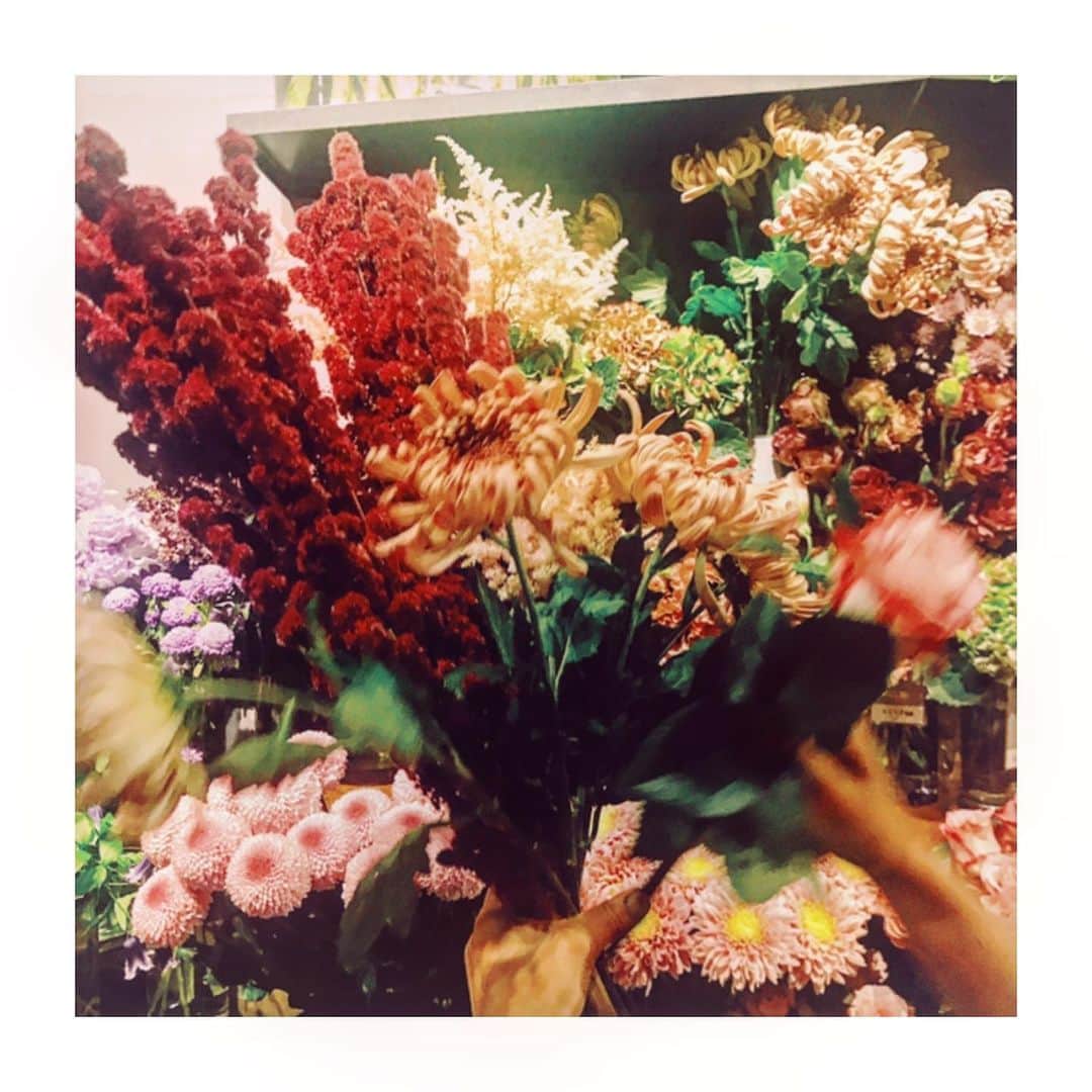 鈴木紗理奈さんのインスタグラム写真 - (鈴木紗理奈Instagram)「お友達へのプレゼントに お花と花瓶を選びに。  花を贈るの好きでな、 これもあれもって選んでたら めっちゃ重い迷惑な花束が でき上がってしまったけど 喜んで受け取ってくれた❤︎ 恵比寿の駅前にある #sorcerydressing は花のチョイスが 素敵過ぎて贈りたくなるものばっか。」10月25日 9時00分 - munehirovoice