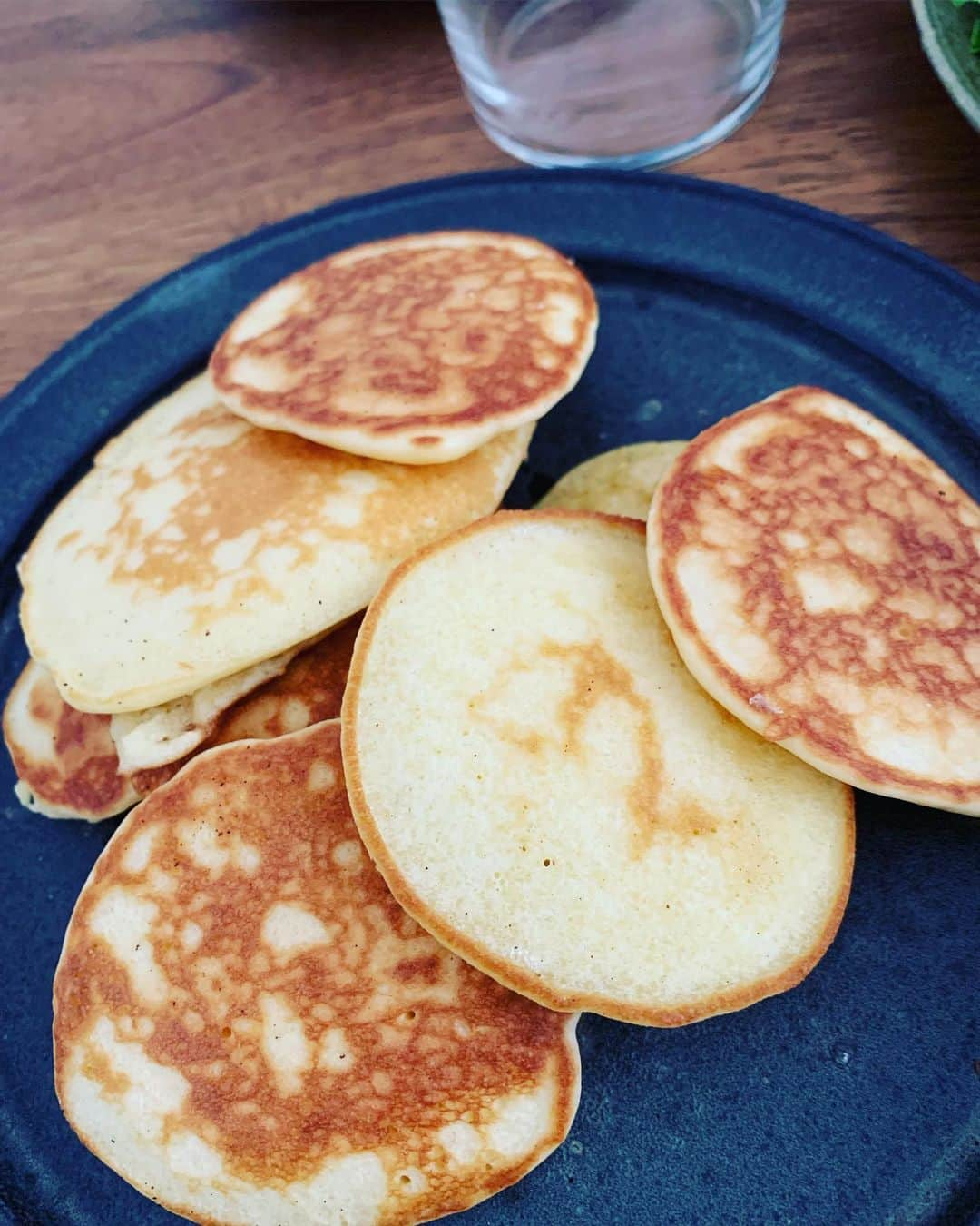 安田美沙子さんのインスタグラム写真 - (安田美沙子Instagram)「寝起きのパンケーキリクエストに答えて。パパに甘いなぁと言われましたが、息子には甘いのです。笑 もちろん、お手伝い😊✨ 泡立て器のまぜまぜが、上手になりました。 気付くとおもちゃのフライパンがコンロに💦ここに入れて！って、絶対溶けちゃう！笑 米粉パンケーキ🥞 ブロッコリー、ハム、しめじ入りオムレツ レタスと洋梨と、醤油麦麹のサラダ . . . #instafood #morning #みさこクッキング #野菜は卵に入れる作戦  #食育 #27monthsold  #boy #小さな彼氏」10月25日 9時24分 - yasuda_misako