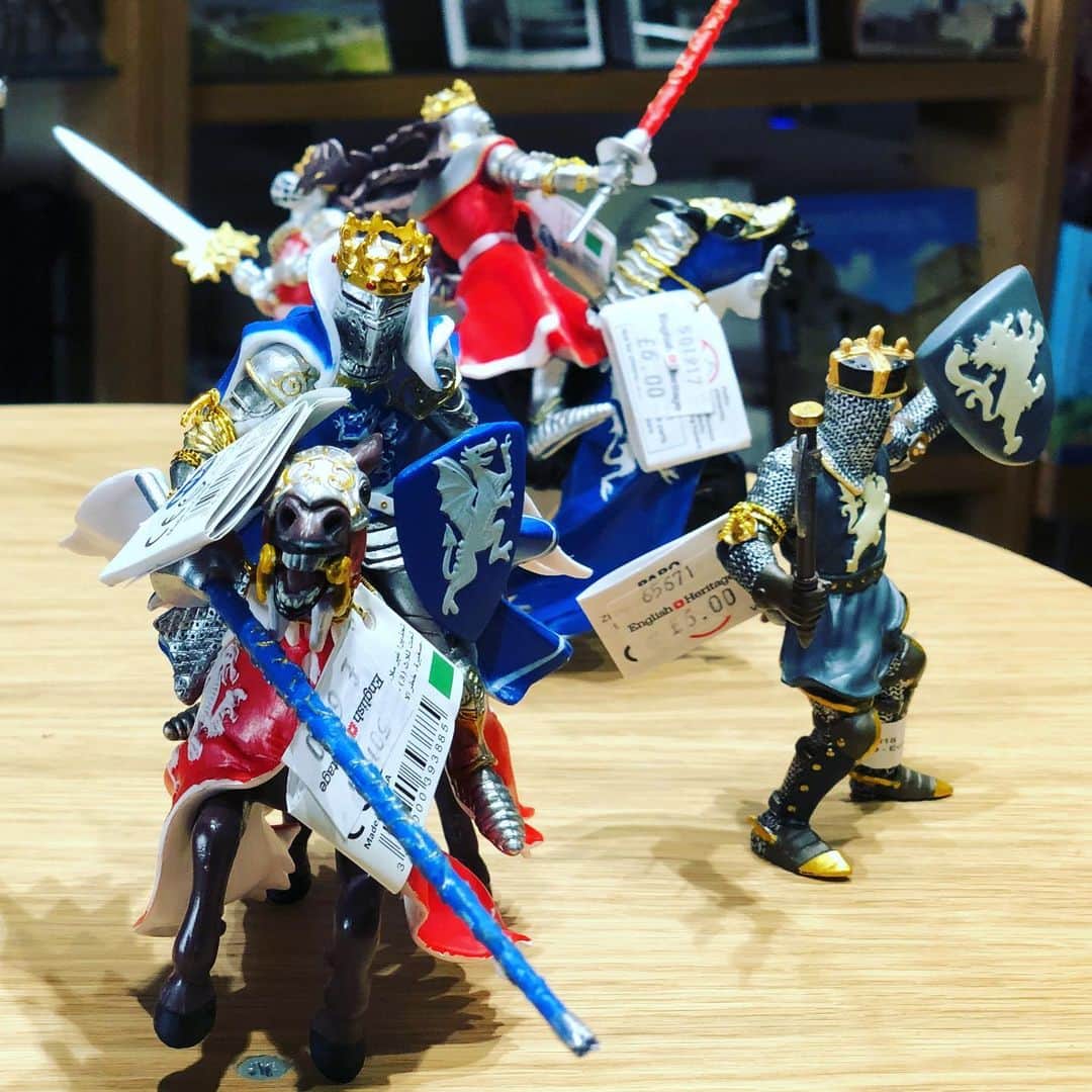 のインスタグラム：「Very cool‼︎ British knight figure. #GOK #GreatOKharn #UK #unitedkingdom #england #overseaslife #overseasscenery #britishlife #britishscenery #knight #figure #オーカーン #英国 #イギリス #イングランド #ロンドン #海外生活  #海外の景色 #イギリス生活 #イギリスの風景  #騎士 #ナイト #フィギュア #FGO #fategrandorder  #アルトリアペンドラゴン #アーサー王伝説  #キングアーサー #ランサー」