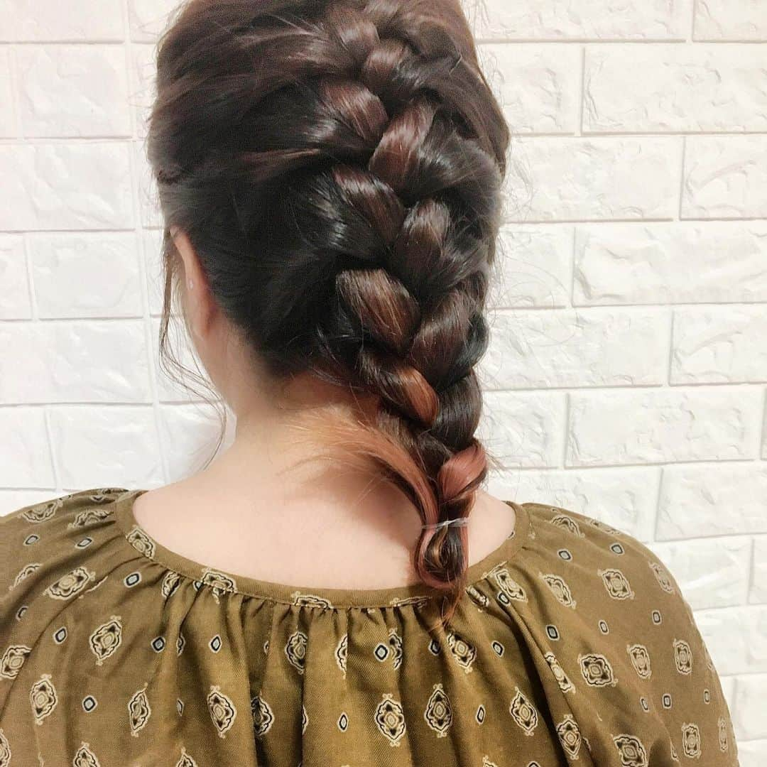 Lunonさんのインスタグラム写真 - (LunonInstagram)「インナーカラーでアレンジ★  Lunon ☏ 06-6341-5535 menu cut color ）⇨ ¥3780 perm . hot pepper or お電話✆ にて お気軽にご連絡ください✭ . . #Lunon#大阪美容室#大阪#野田阪神#福島#美容室 #大阪カフェ#カフェ#cafe#ブリーチ #hairstyle#haircolor#女子力 #メイク#エステ#アレンジ#マツエク #美肌#美白#リップ#ヘアアレンジ #color#デザイン#ハイライト #グラデーション#スタイリング #おしゃれ#おしゃれさんと繋がりたい」10月25日 9時34分 - lunon_morebeautiful