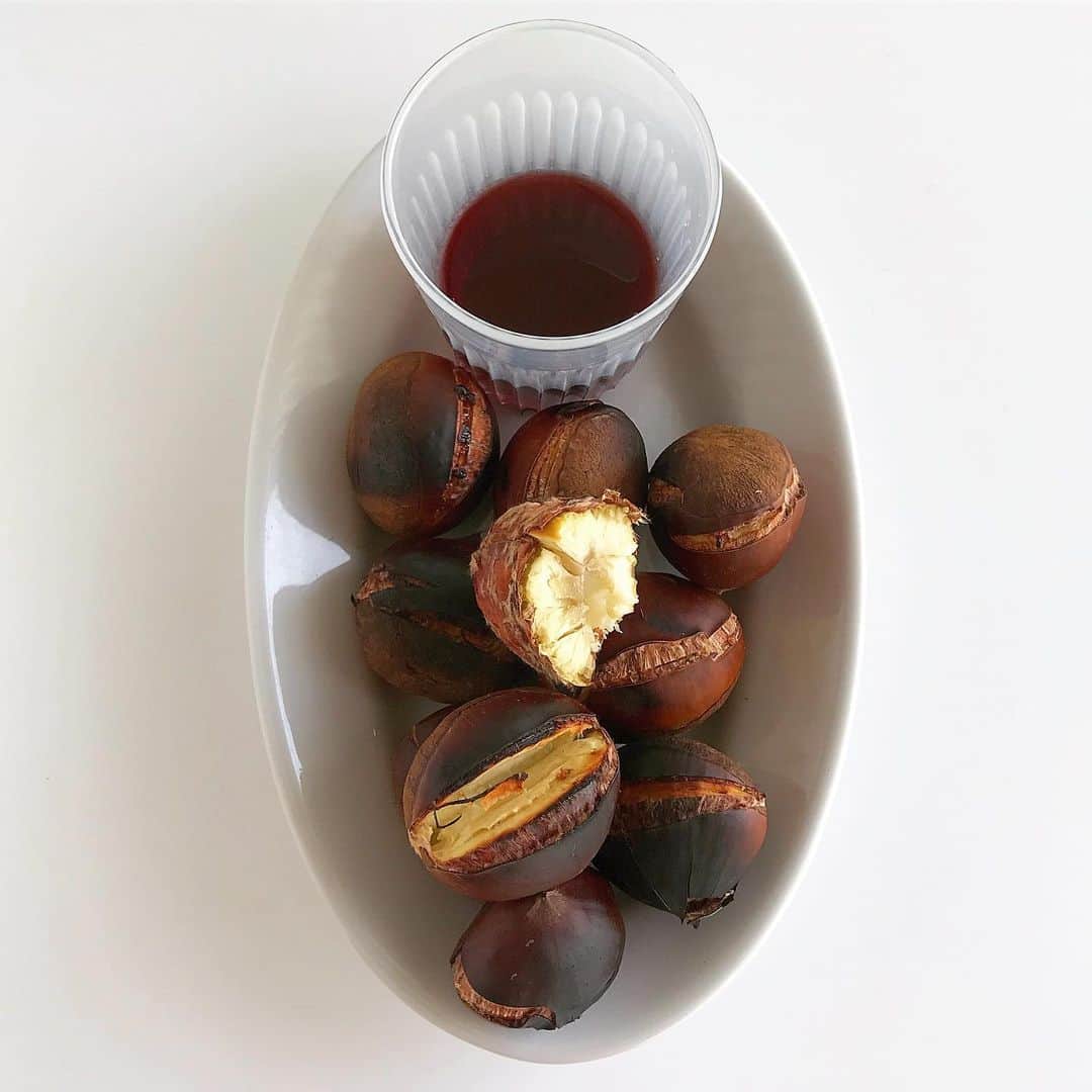 のインスタグラム：「焼き🌰と🍒のリキュール 🇵🇹ポルトガルのお酒に 小布施の銀寄栗で、焼き栗のアテ。 切れ目を入れて 水を張った網焼きグリルで15分。 • 丸々と大きいから、 外はカリッと、中はホクホク。 🌰と🍒は季節が違い、時期も短い。 本来は一緒に味わえない食材だけど 蒸留の力で味わえる。 醸造、発酵、乾燥、塩・砂糖・酢漬け… 多種多様な保存技術のおかげだ。 • 4枚めは夏の画像。 🇵🇹のチェリー🍒リキュール @bbbpotters は、専用の小さなチョコレートカップで おままごとみたいに飲んでもおいしい。」