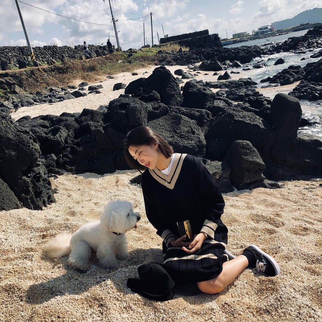 ソヒョン さんのインスタグラム写真 - (ソヒョン Instagram)「ㅋㅋㅋㅋㅋㅋㅋㅋㅋ🙇🏻‍♀️ 🧜🏻‍♂️권총왕자와 인어공듀 🧜🏻‍♀️ . ☀️🌊💙🐾🐶👩🏻👣」10月25日 9時31分 - kkwonsso_94
