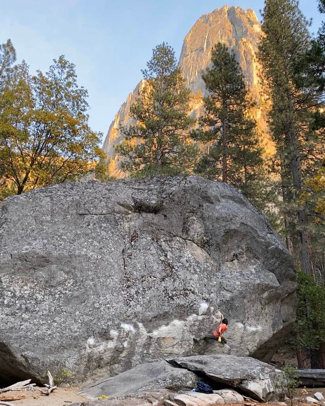 植田夢月のインスタグラム：「・﻿ 10/23  Sentinel Traverse (センチネルトラバース) / V6 ✔︎﻿ ﻿ もう一つ、3年前の敗退課題を完登できた！﻿ スーパートポのヨセミテズベストにも入っている、約20手のトラバース課題。﻿ ﻿ ルートグレードにしたら5.11ノーマルくらい？3年前より持久力付いてるから余裕やろ、と内心思ってたけど、ムーブ強度があって予想を超えてパンプした…。﻿ ﻿ #今のところただのボルダラー #yosemiteclimbing #yosemite #yosemitebouldering #sentineldome #climbingrocks #climbing_pictures_of_instagram #girlsboulder」