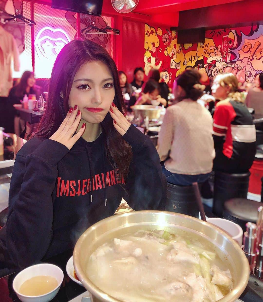 MIKAさんのインスタグラム写真 - (MIKAInstagram)「おはよう🐔 先日タッカンマリ初めしました🍲♨️ 美味しかったけど今日は雨がひどいからへむ顔の写真です(´-ω-`) 車は全く配車できないしバスも人が乗り切らないしで朝から移動に一苦労… みんなも足元に気をつけてね🥺☔️☔️ ネイルは真っ赤にしたよ♥️ 💅 @magic_tink  #friday #mood #rainyday #daily #cyberjapan #サイバージャパン #サイバージャパンダンサーズ」10月25日 9時35分 - cjd_mika