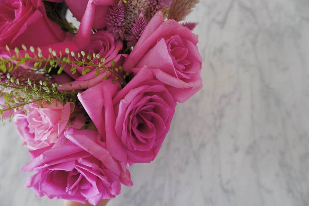 izu（出岡美咲）さんのインスタグラム写真 - (izu（出岡美咲）Instagram)「朝起きて、家に帰って来て﻿ リビングにお花があると、暖かい気持ちになる。﻿ ﻿ 先日、 @toyomi.0119 さんから頂いたお花がまだまだ元気で﻿ 嬉しい。🌹﻿ 素敵な女性が誘ってくれるディナーは、食事は勿論﻿ お話に刺激を頂いて、いつもあっという間に夜深い時間に。﻿ イマドキな見せかけのキラキラって　﻿ 実際逢えばすぐ見透かされ見透せてしまうもので﻿ 話せば話す程楽しい人って　本質から魅力的。﻿ ﻿ 本質から輝くマイルールを其々が持っておけば﻿ どこにも依存せず　自分らしく居られる。﻿ そしてそのマイルールは柔軟で　［これは無理］［あれは無理］と括ってしまわないよう 私たち女性が本来持っているしなやかなもので在りたい。﻿ ﻿ ﻿ 姉さんのinstagramは凄く勉強になるから﻿ 是非覗いてみてね☺️🌹 #birthdaydinner #thanku」10月25日 9時35分 - izu_stagram