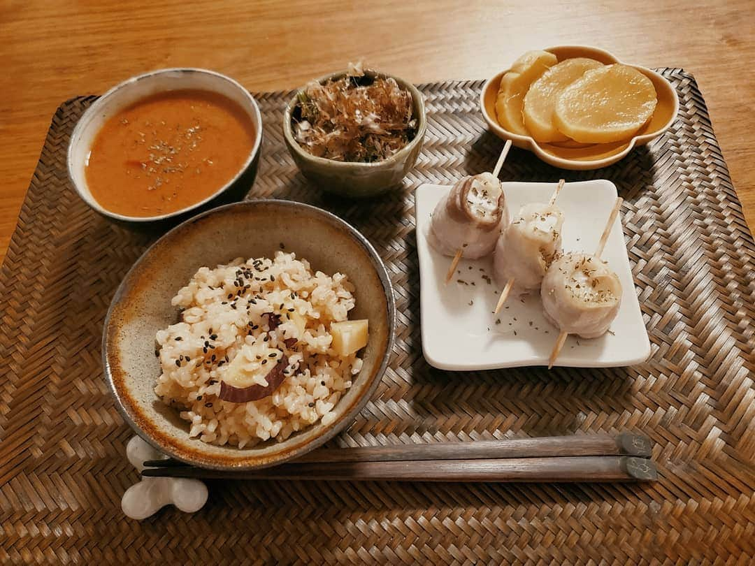 保坂玲奈さんのインスタグラム写真 - (保坂玲奈Instagram)「C  O  C  O  O  K  I  N  G 🍳 . 食べ終わって すっからかんの器をみて 撮り忘れた、、、 ってなる事多しの自炊やらなんやら。 . 旅行先で買ってきた出汁やお蕎麦を 使って帰宅しても旅を楽しんだり、 最近あらたに買ったブラウンマルチクイックで ノンフライの野菜チップスを作ったり、 白玉粉とお豆腐で作った白玉で ずんだ餅を作ったり、 あずさんの家から送ってもらった 無農薬の玄米で栗さつまいもご飯を炊いたり、 お料理って最高の趣味🥰 . . . #趣味料理 #器好き #野菜チップス #ブラウンマルチクイック #すだち蕎麦 #味玉 #お蕎麦 #パクチーサラダ #アジアンサラダ #お蕎麦 #栗ご飯 #さつまいもご飯 #栗さつまいもご飯  #玄米 #有機玄米 #トマトスープ #やちむん #器好き #スパム #スパムサラダ #ずんだ餅 #坦々麺 #とうもろこしのかき揚げ #ベジヌードル #青木良太 #ポテトサラダ #器好き #山本雅則 #山本哲 #れなお亭」10月25日 9時37分 - __renao_0707