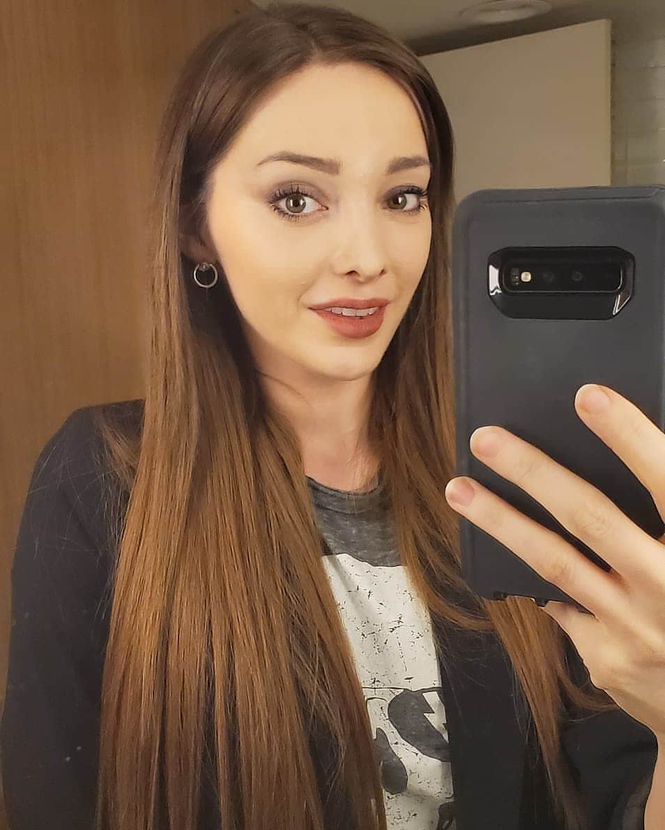 エマ・デュモンのインスタグラム：「Who is she?! I am thrilled to have long hair again! @josh.eugene did a seemless color on my hair and laid these beautiful extensions! Cut by my girl @emily_wetzel. I am so grateful for these two ❤❤❤❤❤」