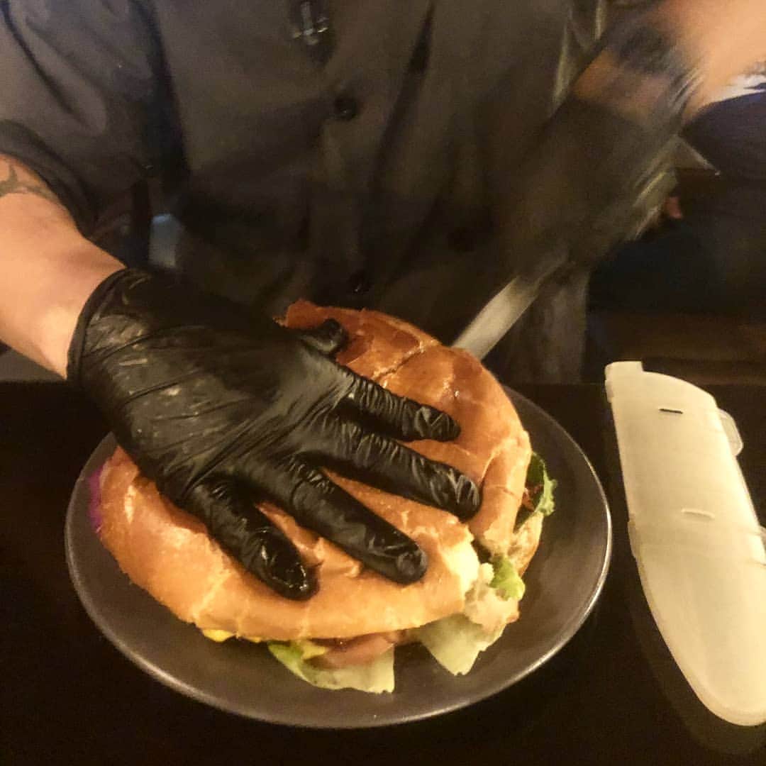 梅原大吾のインスタグラム：「ハンバーガーでけえ Look at this big hamburger.  #hamburger #big #look #PuertoRico #CPT2019」