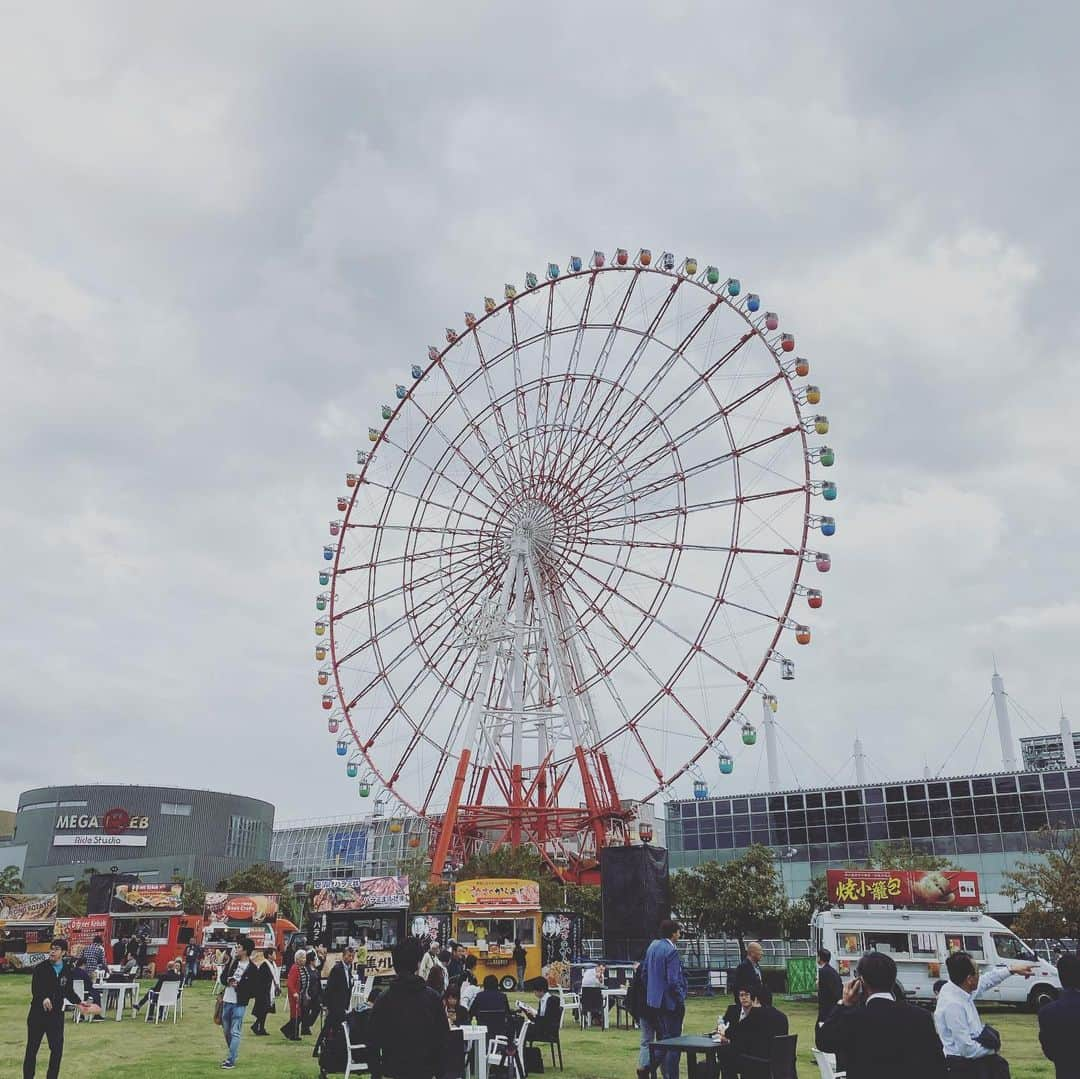 滝沢眞規子さんのインスタグラム写真 - (滝沢眞規子Instagram)「昨日はレクサスさんにご招待頂き「東京モーターショー2019」 に行ってきました😊 レクサスさんのブースではLFAの音響体験シアターもあり、すごい迫力でした💨 未来の電気自動車も素晴らしかった✨ 楽しみながら展示を見られてあっという間の時間。 休憩は気持ちいい外で美味しいものを食べながら、新しい電動キックバイクなども試乗もできちゃいます😊 「東京モーターショー2019」は本日より11月4日まで開催中です！ぜひ🙌 #レクサス #東京モーターショー #TMS」10月25日 15時29分 - makikotakizawa