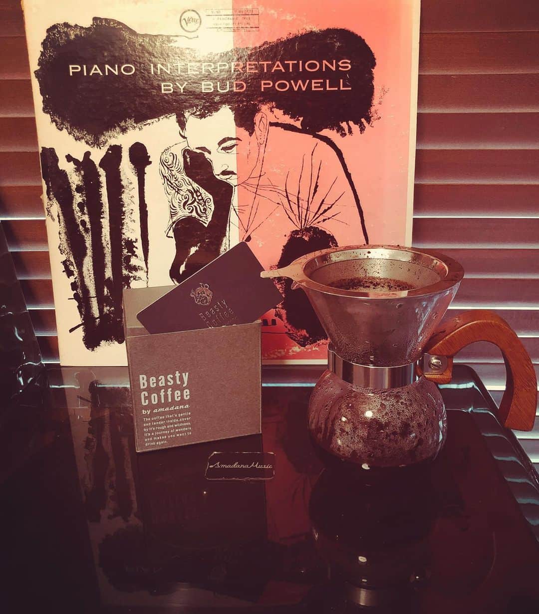 堤信子さんのインスタグラム写真 - (堤信子Instagram)「雨の朝は、バドパウウェルのピアノに、ビースティーコーヒーのスタンダード豆を挽いて。ふっくらとした甘みと香りがかなり好みです。奥渋で話題のコーヒーショップ、来週の渋谷のラジオで豆をご紹介します。#ビースティーコーヒー #beastycoffee #堤信子  #レコード #コーヒー好き #recordlover #coffeelover」10月25日 10時04分 - nobnob1111