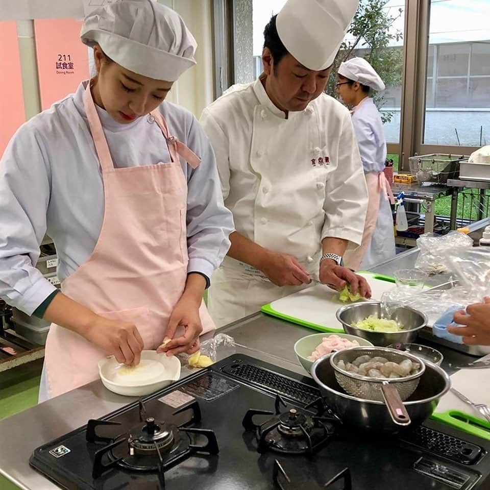 福岡女子短期大学さんのインスタグラム写真 - (福岡女子短期大学Instagram)「こんにちは、福岡女子短期大学です。昨日、健康栄養学科 1年生は「基礎調理学実習🧂」として中華料理の調理を行いました🥢 . 講師はJR博多駅KITTE博多にある名店💖京鼎樓の総料理長松本先生をお招きしました👨‍🍳 . メニューは「蟹入りチャーハン🦀」「エビのチリソース炒め🍤」「小籠包🥟」の3品。学生はプロの技をしっかり学べたようです。 . #福岡女子短期大学 #福女短 #栄養士の卵 #中華料理 #中華料理大好き #調理実習 #基礎調理学実習 #京鼎樓 #kitte博多 #栄養士 #健康管理士 #調理学実習 #料理 #調理 #調理学 #エビチリ #海老のチリソース #小籠包 #チャーハン  #炒飯 #蟹チャーハン #料理女子 #料理好きな人と繋がりたい #料理好きと繋がりたい #福岡女子短期大学健康栄養学科 #料理好き #クッキングラム #ダレカニミセタイ」10月25日 10時09分 - fukuoka_wjc