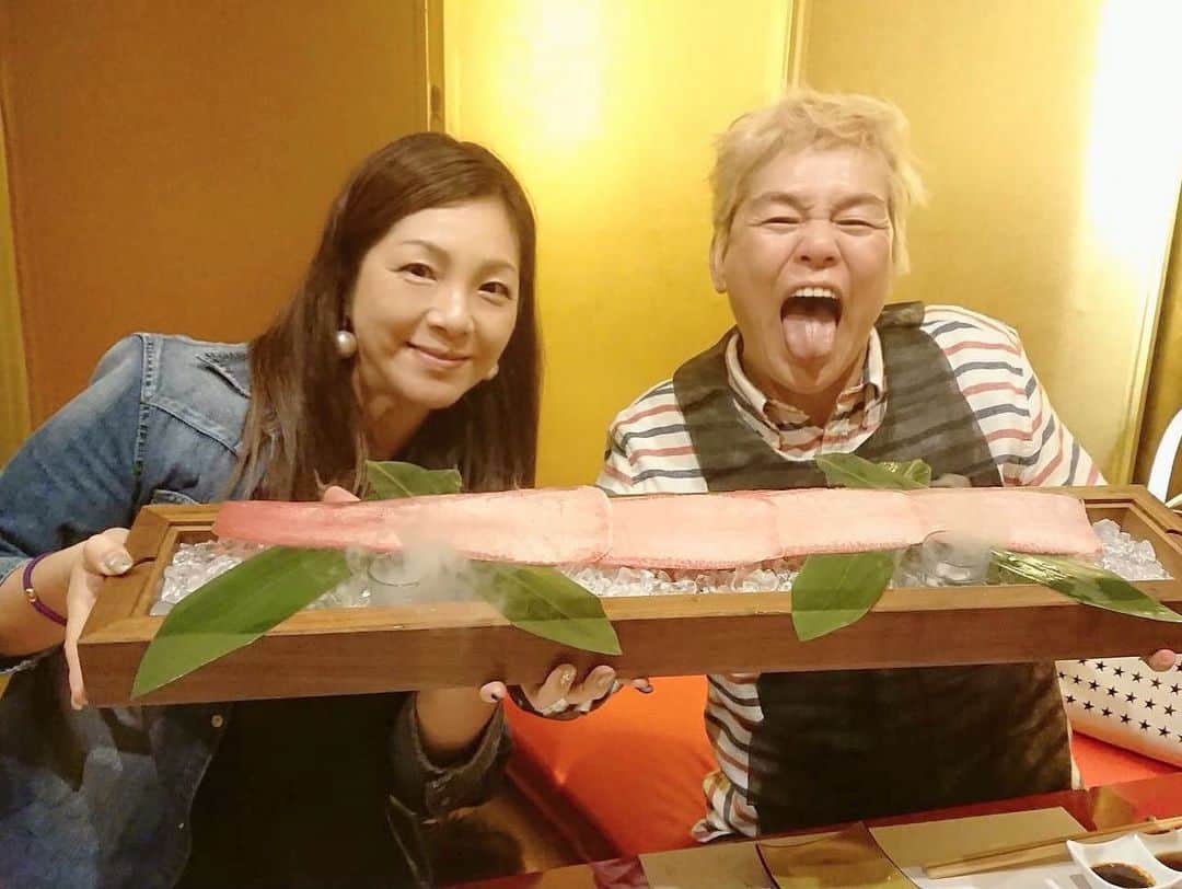 井上貴子のインスタグラム：「六本木「牛牛」さんへ^ ^  インスタバエするものばかりのメニューにおどろき👀  個人的にはお肉も美味しかったけど… 大根のナムルがめっちゃ美味しくておかわり3回^ ^  神取さんと一緒に持ってるお肉はタンだよ^ ^  入り口もキラキラピカピカ。 部屋の中も金の屏風（笑）  お料理に金粉！！！ あがる〜⭐️ Happyで^ ^  #井上貴子  #LLPWX #女子プロレス #紅緒と柊音 #トイプードル #赤坂BLITZ12月6日 #牛牛 #神取忍 #六本木 #大根ナムル」