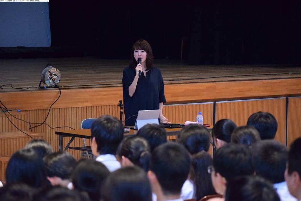 女子アナ47のインスタグラム：「皆さんこんにちは😊 広島エリア担当の久保田夏菜です。  先日、講師としてある中学校にお邪魔してきました！テーマは“私が見たカンボジア”。 カンボジアでの活動は私のライフワークです。今なお、内戦の爪痕に苦しむカンボジアの地雷の現状や撤去の様子、  その中で逞しく復興に向かう村人の姿、学ぶことが当たり前ではない教育現場の現状など。  でも、カンボジアだって楽しい国だよ！と伝えるのも、私の中でのもう一つのテーマ。  村での私の体験などもたっぷり紹介しました。 みんな真剣に聞いてくれて、とても嬉しかったです。  #女子アナ47 #47発信プロジェクト #アナウンサー #フリーアナウンサー #女子アナ #地方創生 #地方創生アナウンサー #司会 #司会者 #カンボジア #カンボジア生活 #カンボジア旅行 #講演 #講演会講師 #カンボジア料理 #カンボジアボランティア #国際貢献 #自分にできること #ボランティア #カンボジア教育 #中学校講演」