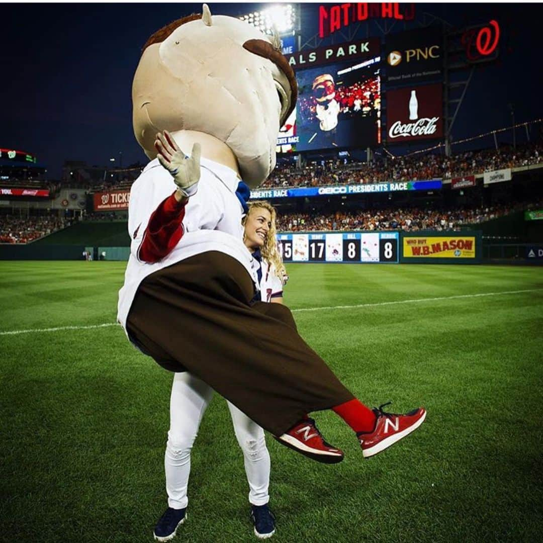 ヘレン・マロウリスさんのインスタグラム写真 - (ヘレン・マロウリスInstagram)「All smiles for Washington so far 🤗 #worldseries #marylandpride #worldseries #leggo #baseball #game #throwbackthursday #olympics #teamusa #female #athlete」10月25日 10時35分 - helen_maroulis