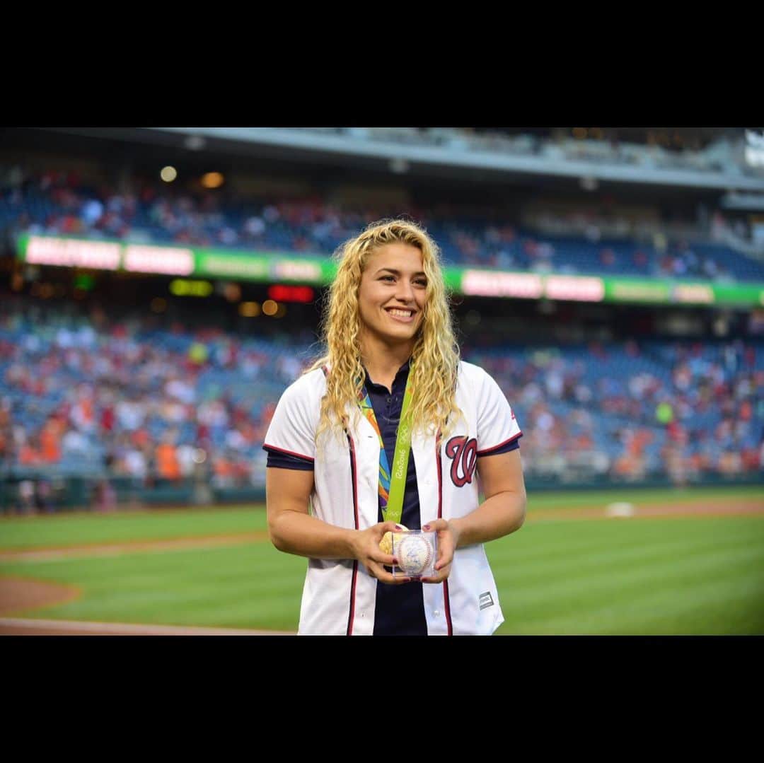 のインスタグラム：「All smiles for Washington so far 🤗 #worldseries #marylandpride #worldseries #leggo #baseball #game #throwbackthursday #olympics #teamusa #female #athlete」