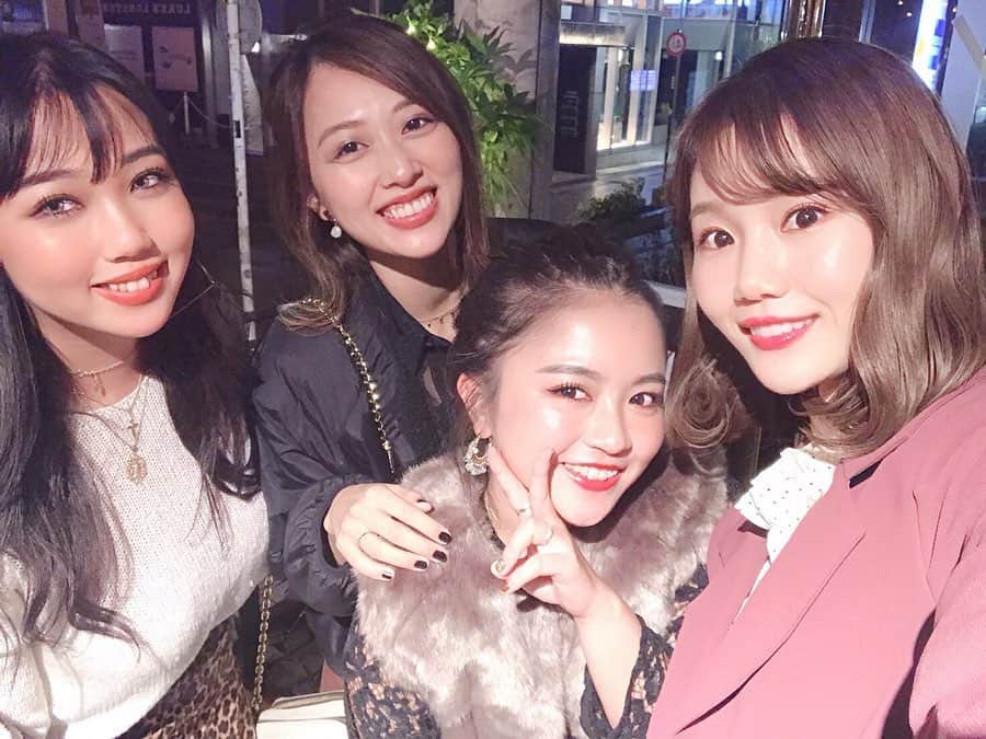 のインスタグラム：「昨日は4人で @maccosmeticsjapan さんのホリデーコレクションのイベントへ💗 ㅤㅤㅤㅤㅤㅤㅤㅤㅤㅤㅤㅤㅤ 毎年可愛いから今回もめちゃくちゃ楽しみにしてた💞 ㅤㅤㅤㅤㅤㅤㅤㅤㅤㅤㅤㅤㅤ すでに結構予約もしてる🤭❤️笑 ㅤㅤㅤㅤㅤㅤㅤㅤㅤㅤㅤㅤㅤ 4人では初ご飯行ったけどもう楽しすぎたー！！🥺 ㅤㅤㅤㅤㅤㅤㅤㅤㅤㅤㅤㅤㅤ また会いたい❤︎ ㅤㅤㅤㅤㅤㅤㅤㅤㅤㅤㅤㅤㅤ ホリデー時期は目移りばっかりでもう大変😭😭😭笑 ㅤㅤㅤㅤㅤㅤㅤㅤㅤㅤㅤㅤㅤ  #instagram  #instagood #japan #youtube  #maccosmetics #holidaycollection #cosmetics #MAC #幸せ #YouTuber #ホリデーコレクション  ㅤㅤㅤㅤㅤㅤㅤㅤㅤㅤㅤㅤㅤ」