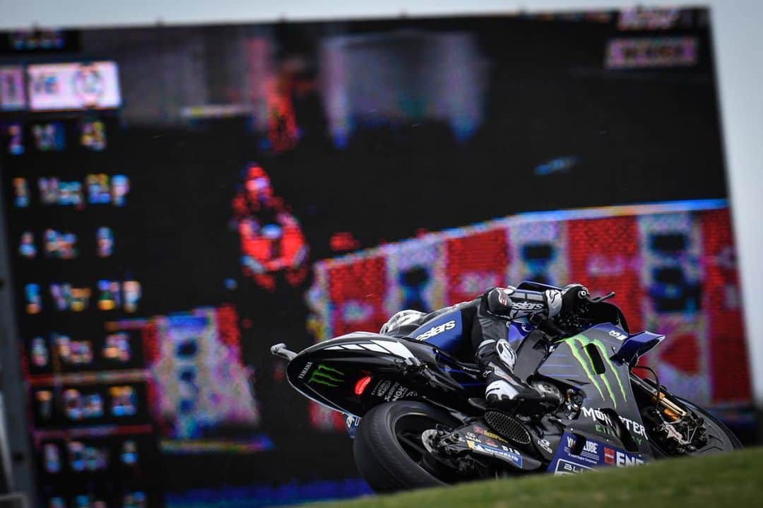MotoGPさんのインスタグラム写真 - (MotoGPInstagram)「Mack on 🔝 // Strong start to the GP weekend for the 2018 #AustralianGP 🇦🇺 winner 💪 #MotoGP #MV12 #Motorcycle #Racing #Motorsport」10月25日 10時33分 - motogp
