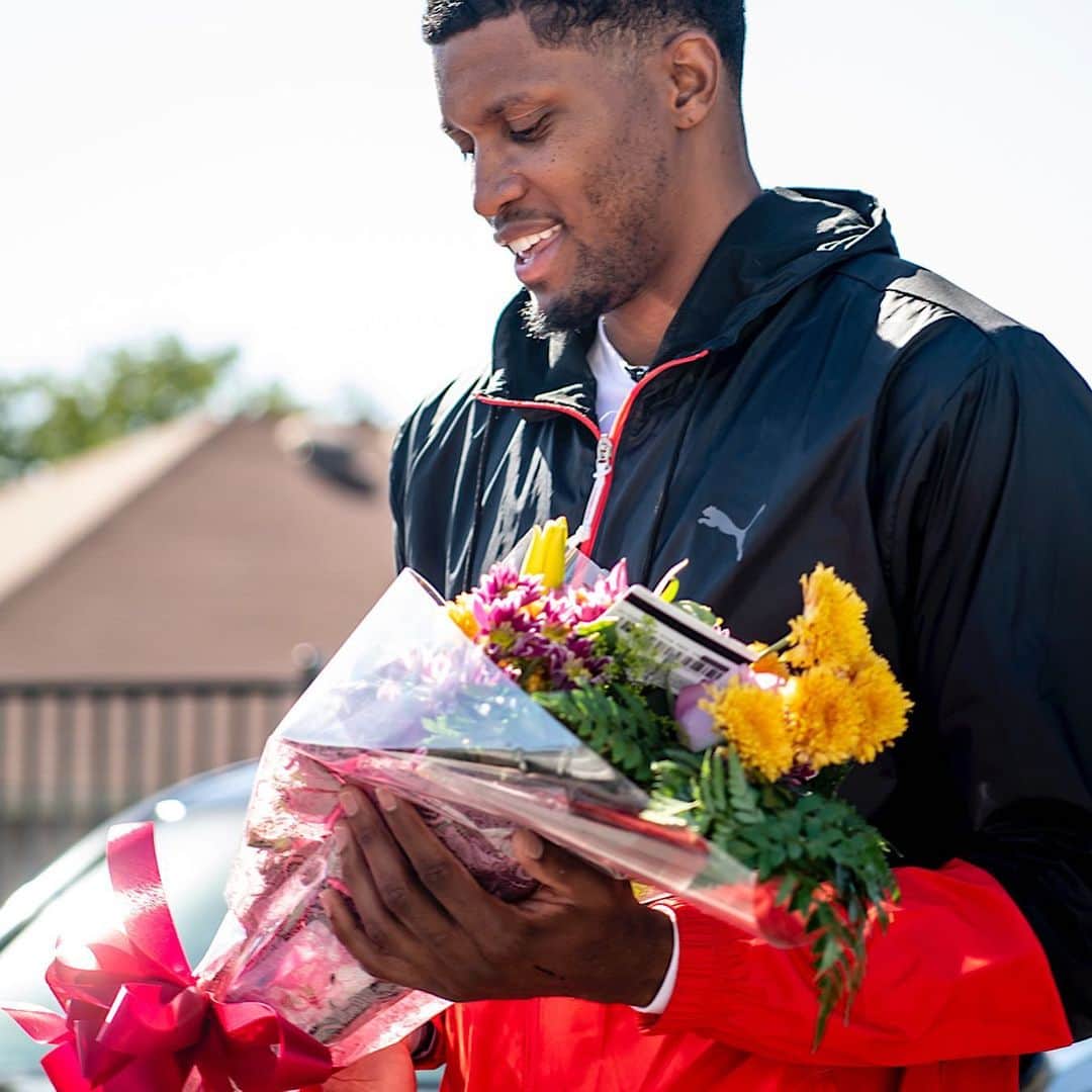 ルディ・ゲイのインスタグラム：「Had the honor of surprising a special Breast Cancer survivor Jeanette and her family with a care package from @HEB. Having experienced this firsthand with my grandmother, my heart goes out to all the fighters out there. See you all at Breast Cancer Night this Saturday. 🙏🏾🎀」