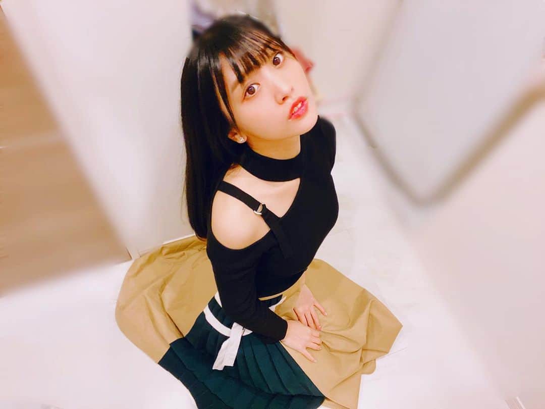 根岸愛のインスタグラム：「昨日の私服👗 tops&skirt→MURUA ワンショルダーな感じ カッコよくて可愛い🥳 戦ったら強そうな服🙆‍♀️ #MURUA #fashion #autumn #autumnfashion #ねぎ私服 #ねぎしふく #オフショル #秋服」