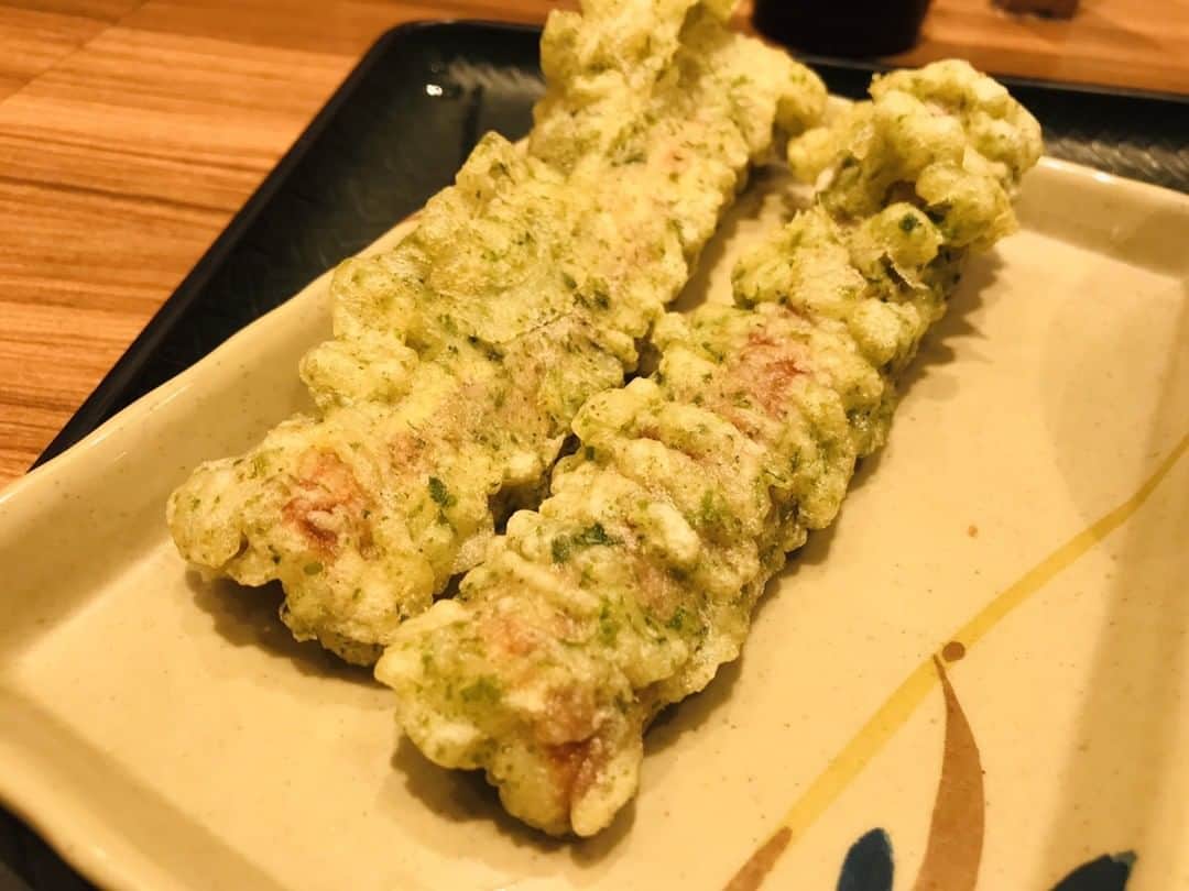 はなまるうどんのインスタグラム：「こんにちは😂✨青のりたっぷりの「 #ちくわ磯辺揚げ 」を食べてきました。ちくわの味と青のりの風味が混ざり合って、うどんにのせて食べても、単体で食べても美味しいですね💖皆様もぜひ、お召し上がりくださいね😍⭐」