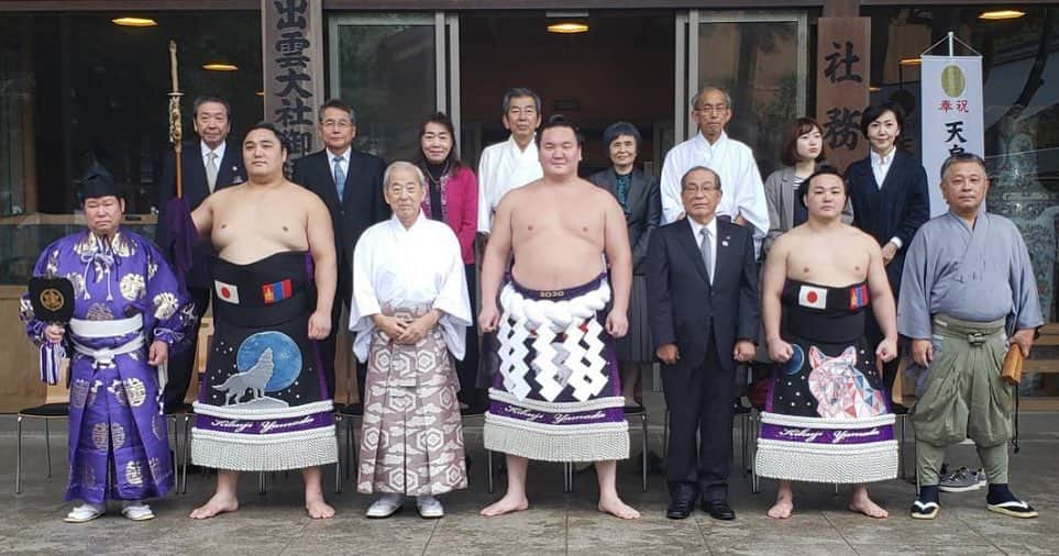 日本相撲協会さんのインスタグラム写真 - (日本相撲協会Instagram)「昨日の出雲場所、出雲大社にて横綱土俵入りの際に記念撮影を行いました。‬ ﻿ ‪出雲市出身の伊之助、隠岐の海、白鵬、炎鵬、重夫。‬ ﻿ ﻿ @sumokyokai ﻿ #sumo #相撲 #大相撲 #秋 #秋巡業 #巡業 #出雲市 #出雲大社 #伊之助 #隠岐の海 #白鵬 #横綱 #横綱土俵入り #炎鵬 #神社 #出雲 #神社巡り」10月25日 11時01分 - sumokyokai