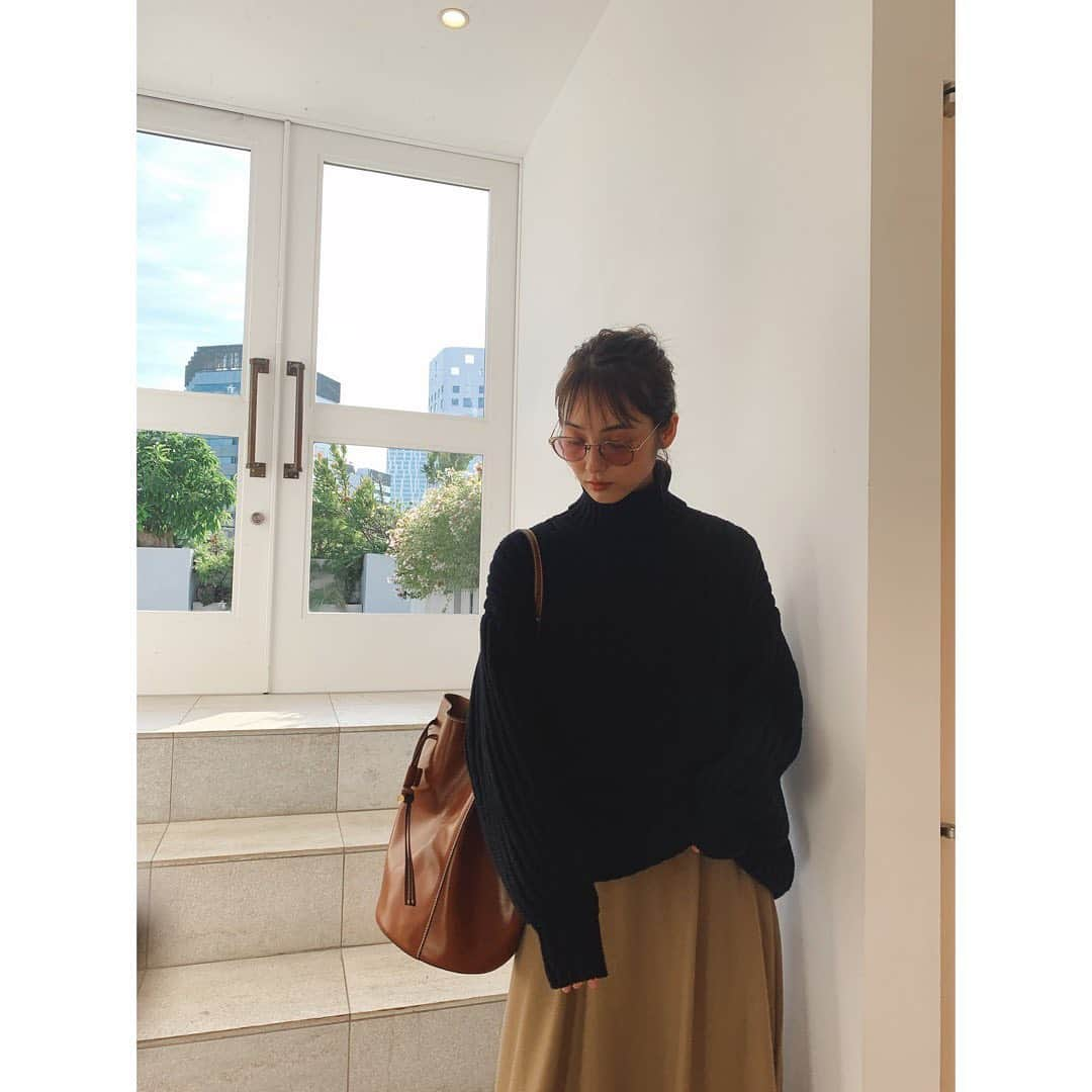 佐々木希さんのインスタグラム写真 - (佐々木希Instagram)「#iNtimité の起毛加工した温かいジャケットとスカートのセットアップの中にお気に入りのニットを合わせて。 ジャケットとスカートは他にブラックがあります！ 上下別売りです。  寒くなって、風邪に気を付けなければならないけど、秋のファッションが楽しめて嬉しいな🍁  bag#STELLAMcCARTNEY shoes#ENFOLD glasses#YUICHITOYAMA.  #のぞみの私服」10月25日 10時54分 - nozomisasaki_official