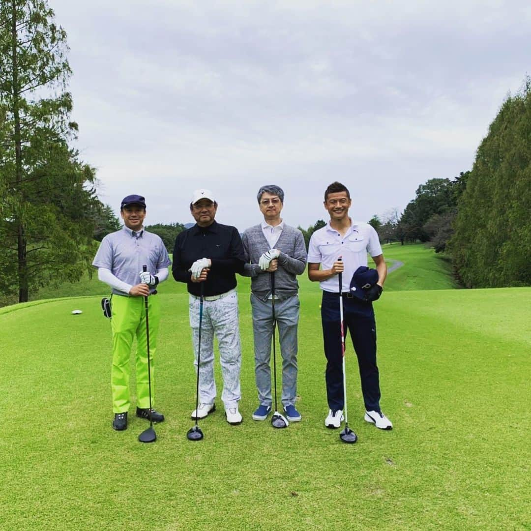 播戸竜二さんのインスタグラム写真 - (播戸竜二Instagram)「『banゴルフ』 ・ 楽しい⛳️🏌️‍♂️ ・ 今回はラフも深く、なかなか難しく、64・56の120でした😵 ・ でも、30ヤードくらいのチップインがあり、また新たな嬉しさがありました！ ・ 今回はネイビーのパンツで、少しシックにいきました⛳️🏌️‍♂️ ・ 歯科医の先生方と、楽しい時間を過ごせました😁 ・ ・ #ゴルフ #チップイン #ドライバー #少しずつ上達 #オシャレ #楽しむ #プーマゴルフ #バンバサダー #打ち終わったらポケット」10月25日 10時55分 - ryuji_bando