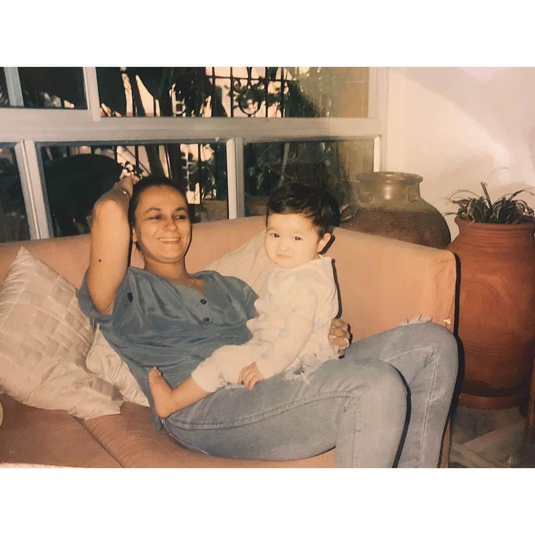 アリア・バットのインスタグラム：「To the most inspiring, understanding, beautiful, special/light soul that exists. I love you soo much mama.. thank you for being you and thank you for making me ❣️ Happy Birthday Mama! ✨💫🌸」