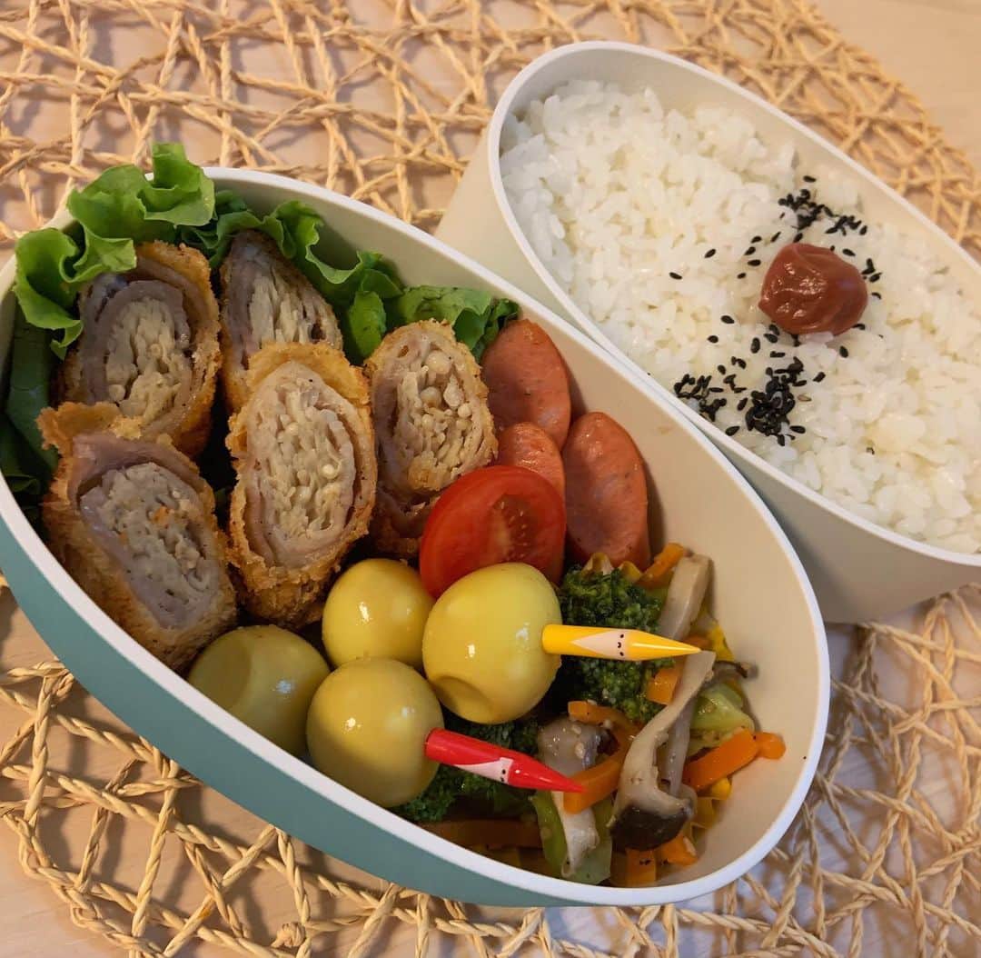 本田しおりのインスタグラム：「#今日のお弁当  #えのきの豚巻き揚げ#スパイシーチョリソー#煮うずら（カレー味）#ブロッコリーとエリンギと人参のお浸し  #青ネギとしらすと紫蘇わかめのおにぎり🍙  お弁当２つ作れない時はお弁当と🍙２つ握ってます^ ^  #お弁当 #本田弁当 #旦那さん弁当 #神ちゃん弁当 #神弁」