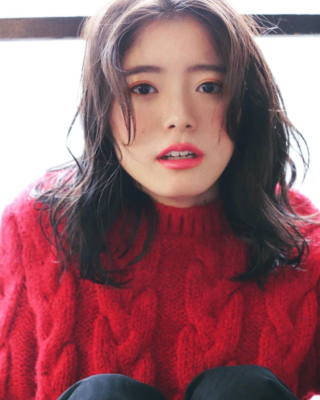 渡部幸也のインスタグラム：「これからニット1枚でも過ごしやすい季節🍂 前下がりの鎖骨したのミディアムボブで、ラフで無造作な髪型も気分です💇‍♀️ クセがない方はパーマをかけると扱いやすいです✨ 本日も雨の中、ご予約本当にありがとうございます☔️🙇 頑張りますので、よろしくお願いします✂︎ そして明日26日の土曜日はヘアメイク業で終日サロンにいれませんので、27日の日曜日からよろしくお願いします💇‍♀️🙇💇‍♀️ ワタベ  #ヘアスタイル #ヘア #髪型 #ヘアカタログ #ヘアセット #くせ毛風パーマ #透明感カラー #hair #恵比寿美容院 #代官山美容室 #代官山美容院 #美容学生 #中目黒美容師 #代官山美容師 #恵比寿美容師 #中目黒美容室 #中目黒美容院 #恵比寿美容室 #サロンモデル #中目黒ランチ #恵比寿ランチ #hpb_hair #中目黒 #代官山 #恵比寿 #渋谷 #ar_magazine #murua #emoda #americanvintage」