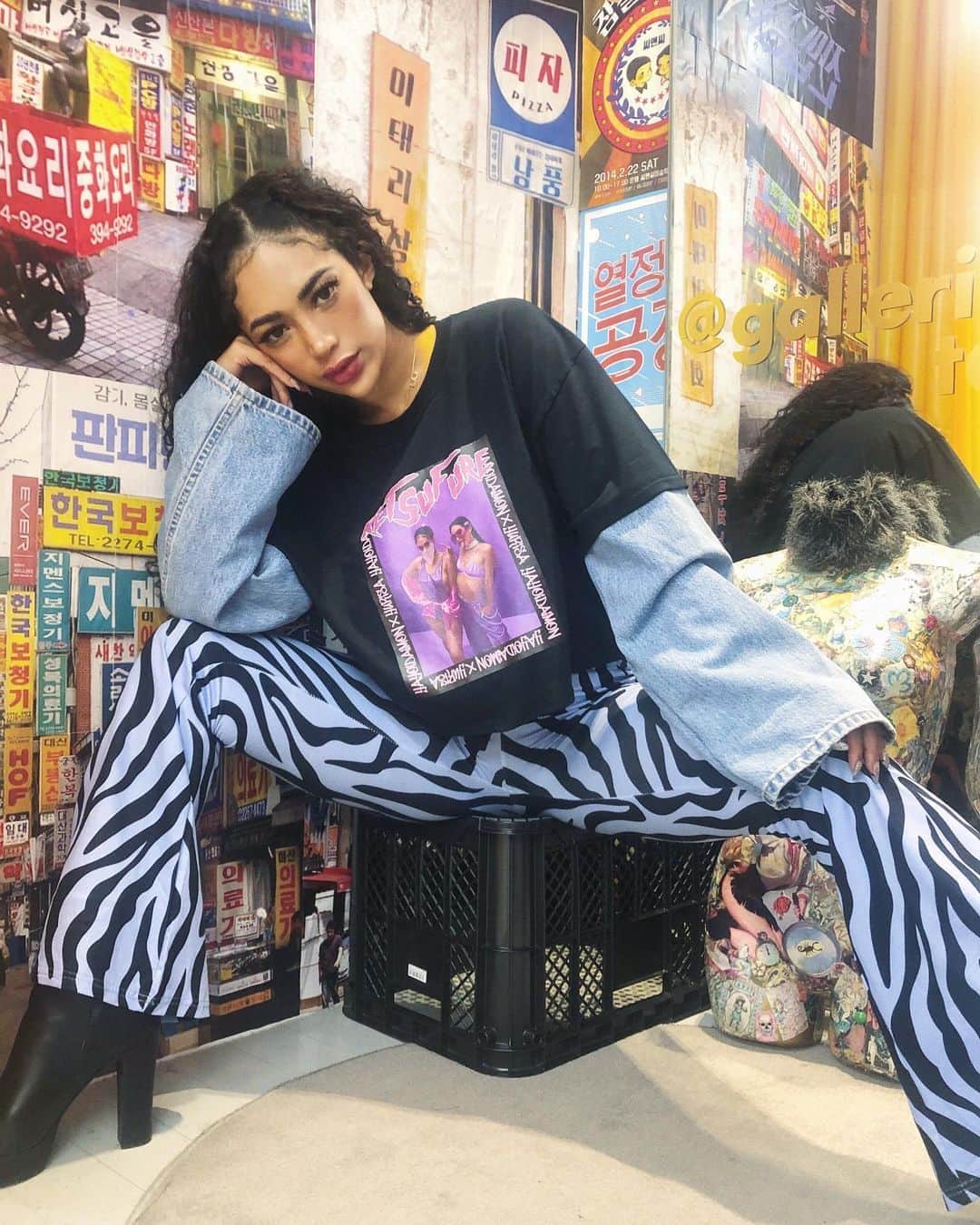 ユリサのインスタグラム：「東京っぽいかなと思ってここで写真撮ったんだけど、よく見たら、っていうかよく見なくてもめっちゃ韓国🇰🇷🌟笑 @gallerie_tokyo の脚長く見えるパンツに、ケツフレTめちゃ可愛い🦵💙 #tokyo #japan  #Korea #안녕하세요」