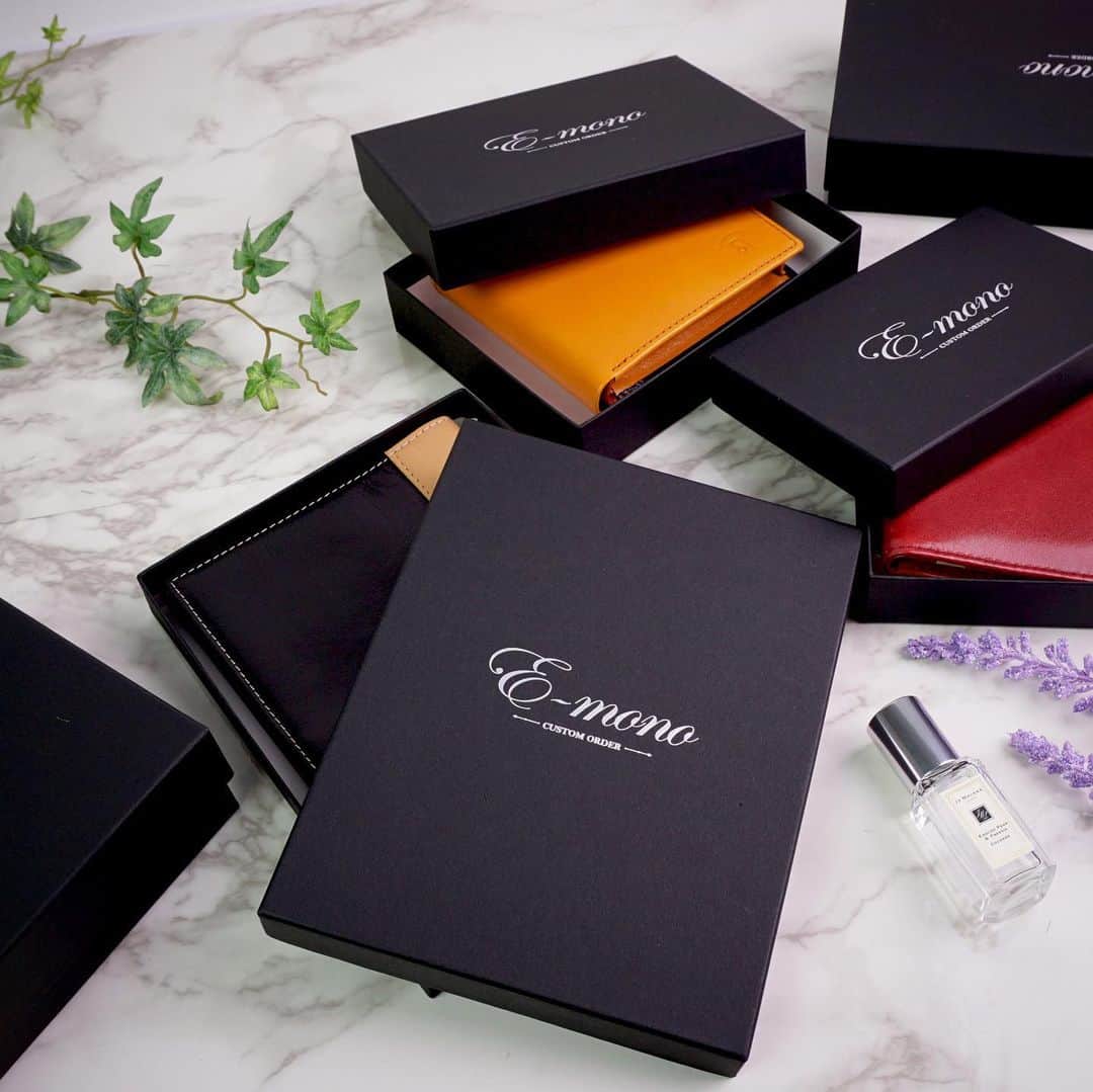 e-monoのインスタグラム：「カスタムオーダー の専用箱が完成しました🎁 落ち着きのあるブラックをベースにマットなシルバーでロゴを刻印しております✨」