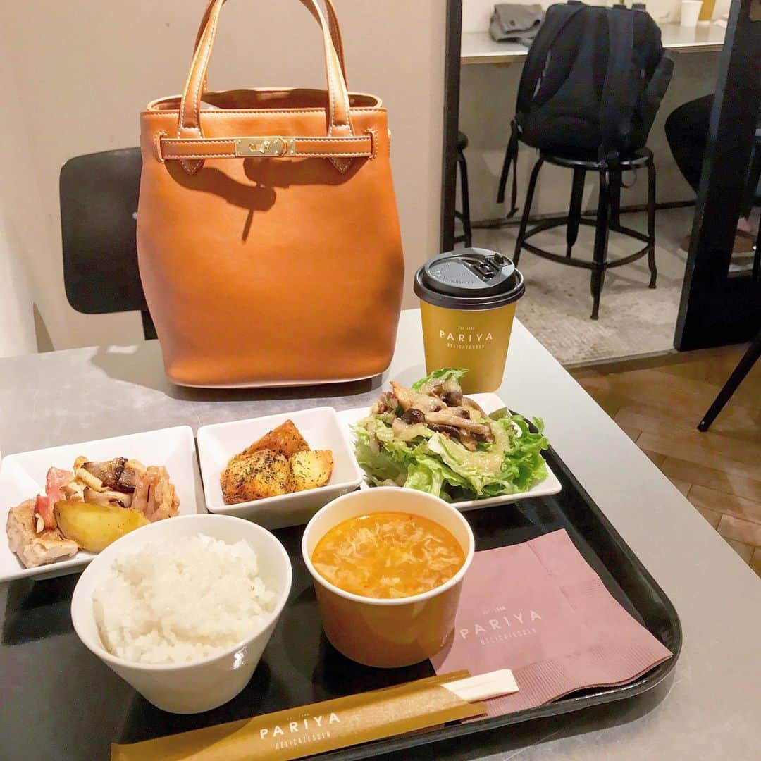 布川桃花さんのインスタグラム写真 - (布川桃花Instagram)「どこでご飯するか迷った時のPARIYA😂 . デリに大体好きなもの揃ってるし スープとドリンクおかわり自由なのも嬉しい🥺💞 この日は酸辣湯だったよ✌🏻 . #PARIYA」10月25日 11時40分 - momoka_fukawa