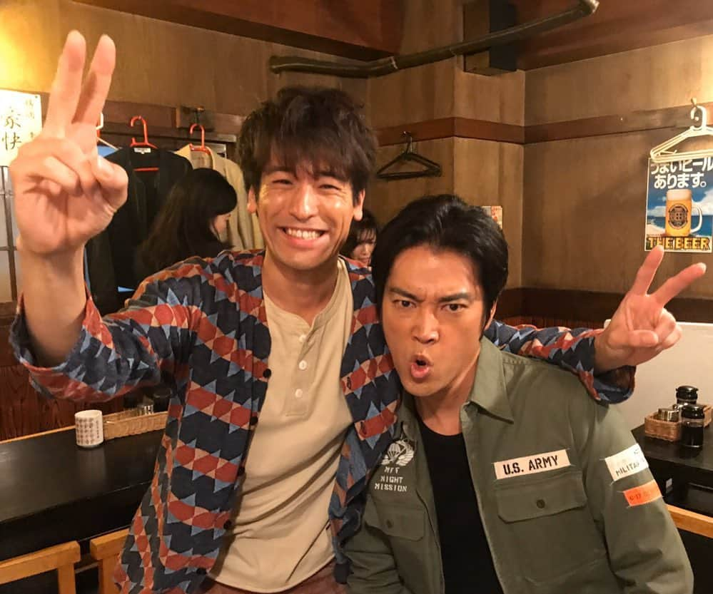 4分間のマリーゴールド【公式】さんのインスタグラム写真 - (4分間のマリーゴールド【公式】Instagram)「#廉✍️ 親友の広洋が日本に帰ってきたってよ✈️🌞 マジでイイ奴なんだよな〜 第3話では、コイツが ストーリーを動かすキーマン🗝になるかも⁉︎ とにかく観てくれよな‼️ * #胸熱コンビ花巻家🏠 #川藤と平っち⚾️ #藍も大ファンだったとか😳 #共演のキセキに感激😂 今岡役の #尾上寛之 さんもゲスト出演✨ #ファンには堪らん💕 #4分間のマリーゴールド #よんまり #本日よる10時からは第3話 #桐谷健太 #佐藤隆太 #tbs」10月25日 11時42分 - 4mari_tbs