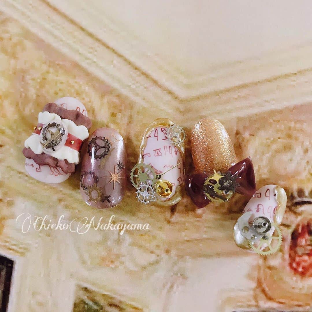 なかやまちえこのインスタグラム：「NAIL MAXで来年を占ってもらってからキーワードで作ったネイル😳✨✨💫 車輪がとてもキーワードになりそうで、リバイバルや復興、途中で辞めてしまったことなど改めて来年やると良い（少なくとも4つ）らしいので、来年は気持ち新たにいろんな過去の途中でぶら下げてきたもの（沢山ある😂💦）思い出しながらリバイバルしていきます！！！！🙌🙌🙌✨ #nail #nails #nailart #ネイル #美甲 #ネイルアート  #clou #nagel #ongle #ongles #unghia #japanesenailart #manucure #네일 #젤네일 #네일아트 #네일리스트 #japanesenails #manicurist #gelnails #أظافر #車輪ネイル #車輪 #steampunk」