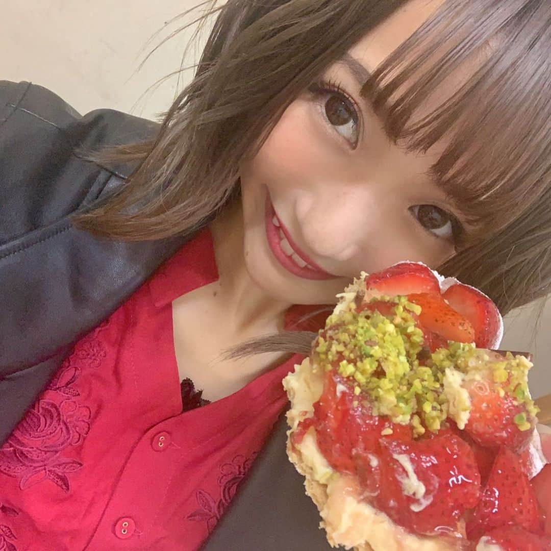 小林智絵さんのインスタグラム写真 - (小林智絵Instagram)「. . . . 嬉ちい🍓🍓🍓 . . . . #pimms #idol #kawaii #cute #yummy #sweets #cake #quilfaitbon  #strawberry🍓 #japan #tokyo #loveandpsycho #birthday #happybirthday #バースデー #キルフェボン #ケーキ🍰」10月25日 11時50分 - kobayashichie_1012