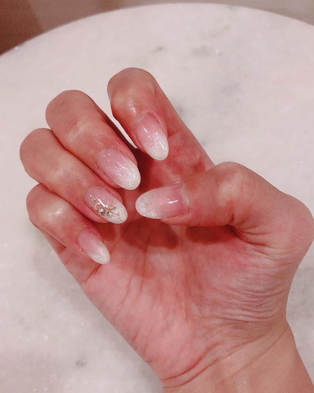 山下莉奈さんのインスタグラム写真 - (山下莉奈Instagram)「ホワイトのグラデーション💅💕 寒い季節のホワイトって好きなんだ☺️❄️ ええやんシンプルで✨と褒めてもらったのでお気に入り🐻💕 珍しくママも褒めてくれた🤭  #nail #りなのつめ #nailart #ジェルネイル」10月25日 11時52分 - rinayamashita