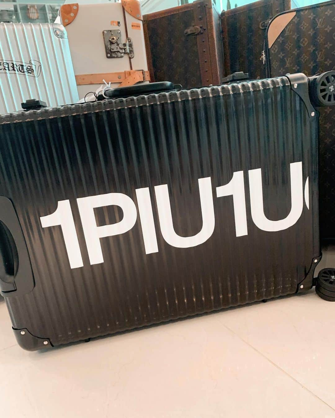 GENKINGさんのインスタグラム写真 - (GENKINGInstagram)「New luggage🧳 @1piu1uguale3_official  右から歴代の愛用品で、昔は重くてもヴィトンが好きだったけど、今は軽さと機能性重視😊 #luggage  #スーツケース」10月25日 12時02分 - _genking_