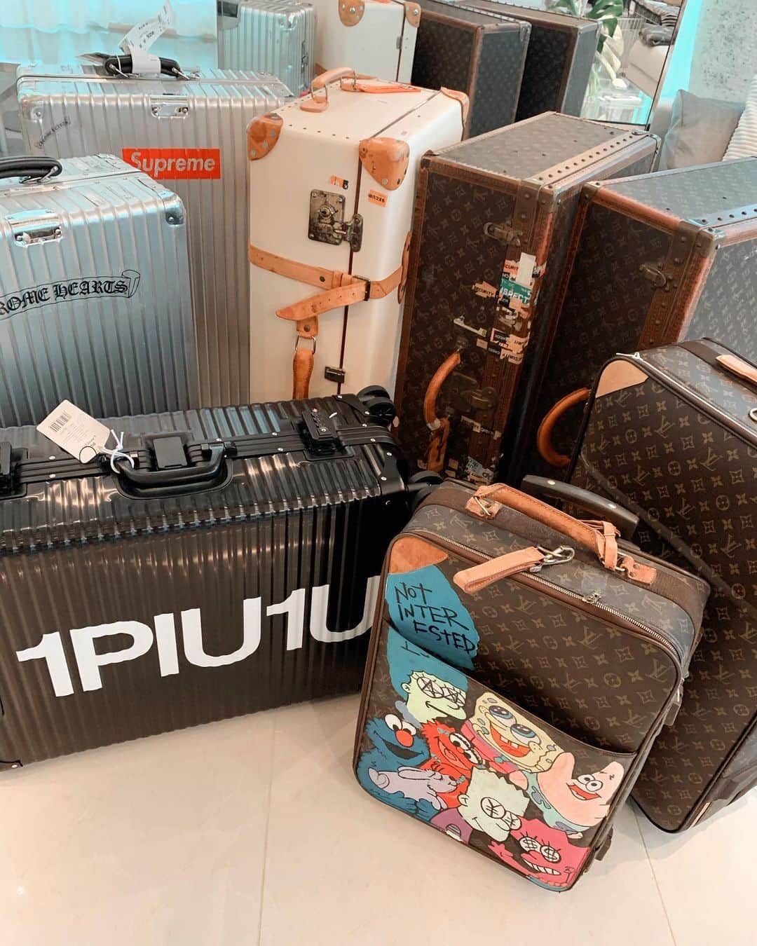 GENKINGさんのインスタグラム写真 - (GENKINGInstagram)「New luggage🧳 @1piu1uguale3_official  右から歴代の愛用品で、昔は重くてもヴィトンが好きだったけど、今は軽さと機能性重視😊 #luggage  #スーツケース」10月25日 12時02分 - _genking_