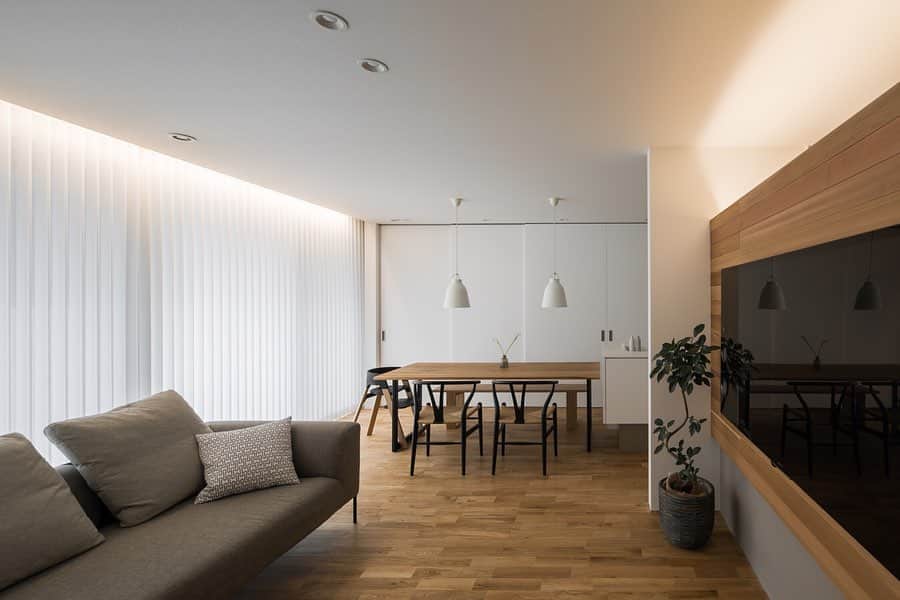 ルポハウス一級建築士事務所さんのインスタグラム写真 - (ルポハウス一級建築士事務所Instagram)「・ ・ ・ フローリングには十分な強度と耐久性を持った、くっきり木目と淡い褐色のナラ材を使用。 ・ 白と木のぬくもりを、明るい光がやさしく包み込みます。 ・ ・ ・ 𓐌𓐌𓐌𓐌𓐌𓐌𓐌𓐌𓐌𓐌𓐌𓐌𓐌𓐌𓐌𓐌𓐌𓐌  ルポハウスの施工事例はこちらまで☞ @reposhouse  𓐌𓐌𓐌𓐌𓐌𓐌𓐌𓐌𓐌𓐌𓐌𓐌𓐌𓐌𓐌𓐌𓐌𓐌 #ルポハウス は#ちょっとかっこいい家 を"友人のために" という思いでつくっています。 一生に一度の#マイホーム。 「あなたにしかできない」×「ルポハウスだからできる」で、 私たちだけの#家づくり を思いっきり楽しんでみませんか？！ ・ ・ ・ #住宅 #注文住宅 #新築一戸建て #シンプルな暮らし #デザイナーズ住宅  #一級建築士事務所 #設計事務所 #design #simple #滋賀県大津市 #滋賀県草津市 #滋賀県栗東市 #リビングインテリア #無垢フローリング #ナラ無垢材 #インテリアグリーンのある暮らし」10月25日 11時59分 - reposhouse