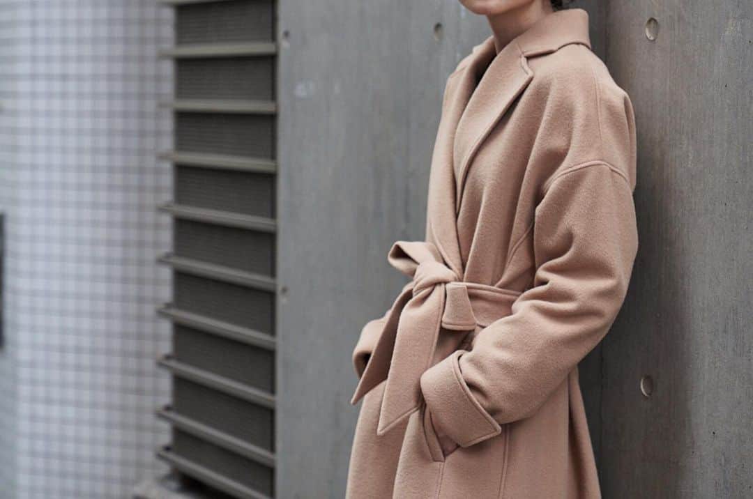 MAISON DE REEFURのインスタグラム：「. 【 2019 WINTER OUTER COLLECTION 】10/25(Fri)-start. . テーマは、「feminine&masculine」。 「女性らしさ」と「強い女性像」の二面性をウール素材のコートで提案します。 . 防寒着にとどまらず、スタイルアップにもこだわった、現代を生きる《大人の女性》に向けた、冬のアウターコレクションです。 . ブランドネームは、7 年の軌跡を彷彿させる、ブランドスタート当時のものを使用しています。 . [ 展開店舗 ］ ルミネエスト新宿店・博多店・OFFICIAL WEB SHOP・ZOZOTOWN . #maisondereefur #new #autum #winter #2019aw #collection #outer #メゾンドリーファー #秋冬コレクション #コート #アウター」