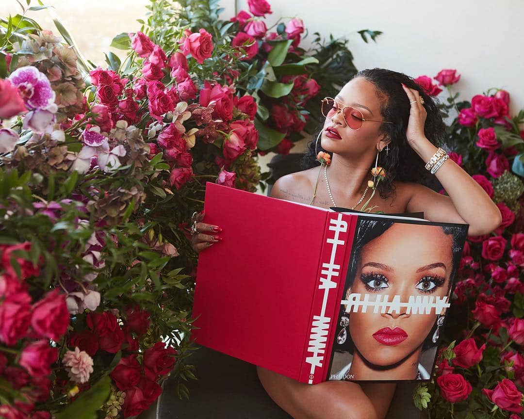 リアーナのインスタグラム：「over 1000 images, 504 pages. #theRIHANNAbook is in stores everywhere today!! it’s crazy to look back at all of the memories and be able to share these precious moments with you! Get your copy wherever books are sold 💁🏿‍♀️ theRIHANNABook.com @barnesandnoble @chaptersindigo @waterstones @harveynichols @phaidonsnaps」