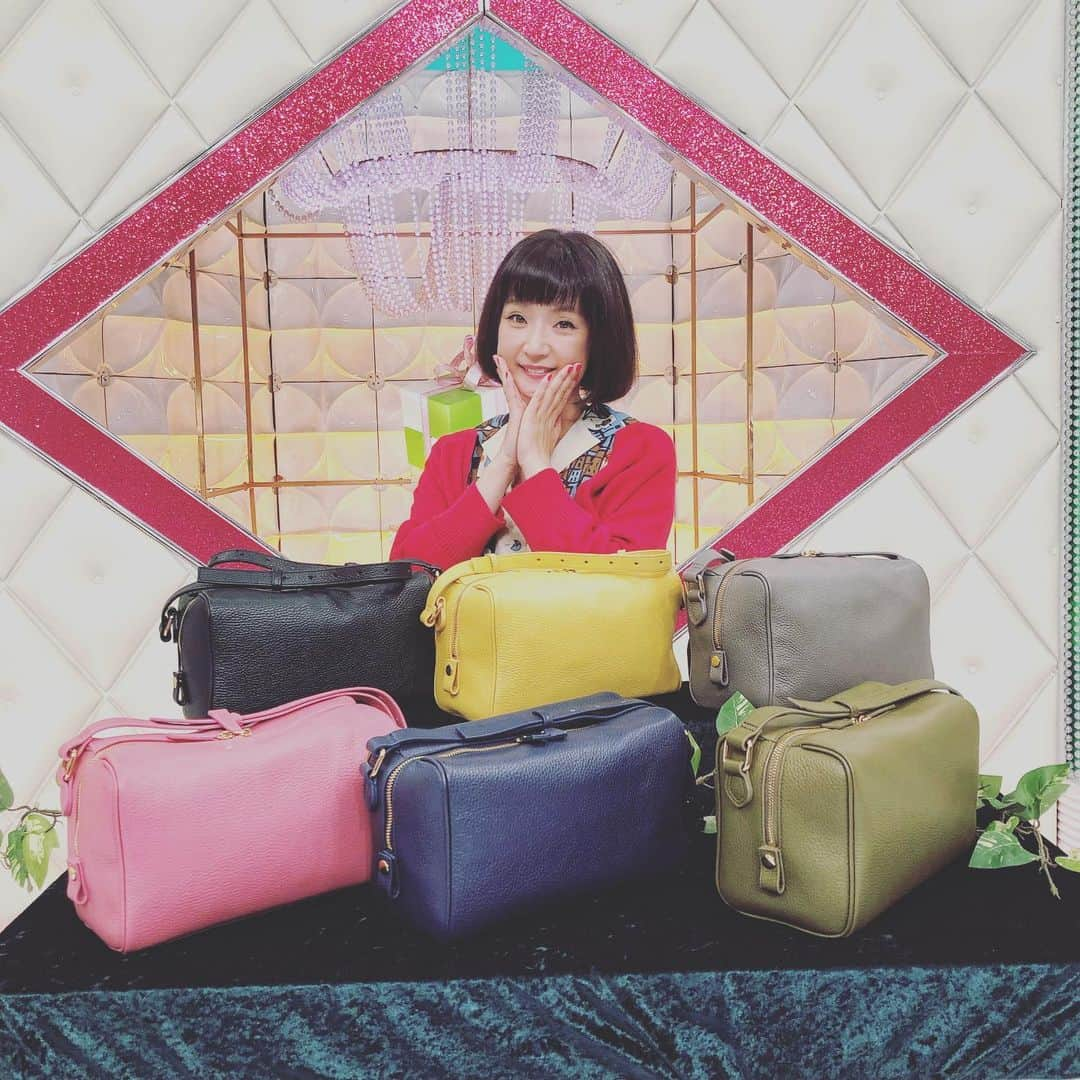 千秋さんのインスタグラム写真 - (千秋Instagram)「千秋デザインの12ポケットbag、第2弾発売されました‼️ 新色のピンク、ネイビー、カーキも。 隠しポケットや防水エリア、宝石箱（アクセサリーケース）にゴミ箱（ゴミポケット）まで付いてる機能性抜群の高級イタリアレザーの本革bagです。 革のいい匂いがするからくんくん嗅いじゃう。 本革で、雑に使えるbagが欲しかったのです😆  さっきノンストップで紹介してから「千秋さん大変、前回以上にバカ売れです！」とスタッフさんに言われました。 嬉しい💗 春に買い逃した方、この機会に是非✨  #ディノス #dinos #千秋デザイン #bag #12ポケットバッグ ・ 🏷タグを貼りました。 @iimono_premium_official から購入出来そうです👌🏻 ・  ディノス https://www.dinos.co.jp/p/1372600026/」10月25日 12時08分 - chiaki77777