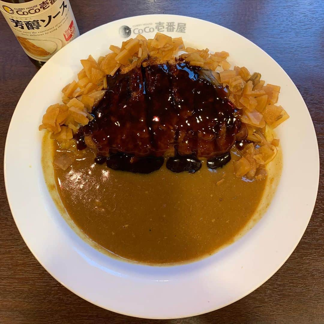 くろさんのインスタグラム写真 - (くろInstagram)「ロースカツカレー🍛ごはん少なめ757円 #ロースカツカレー #カツカレー #芳醇ソース #福神漬け #大量福神漬け #かけすぎ部 #KatsuCurry #CoCo壱番屋 #ココイチ #CoCo壱番屋港区ヴィータイタリア店 #汐留ランチ #新橋ランチ #カレーランチ #ココイチランチ」10月25日 12時09分 - m6bmw