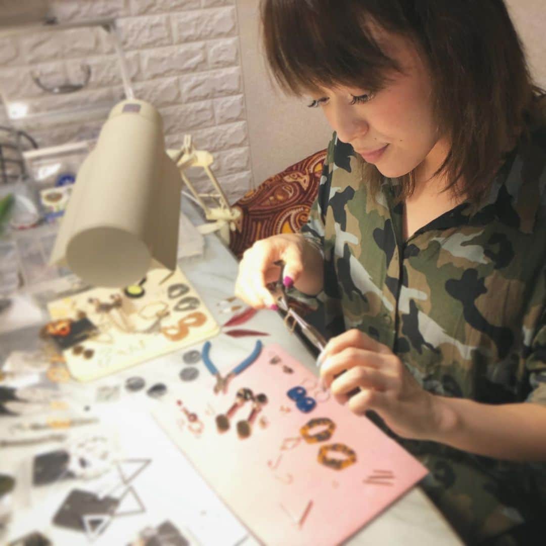 Soweluのインスタグラム：「ずっと昔から私はピアスが大好きで、 もっとこうゆうピアスがあったらいいのにな〜と 理想のピアスをイメージしたりすることもよくあって、 いつか始めたいと思っていたピアス作り。 付けた時に顔が小さく見えるようにパーツの大きさ、長さ、デザインのバランス感を細部にわたってこだわりながら1つ1つ丁寧に心込めて作りました💓😌 ・ 今回のB.D Liveでは限定20点を スペシャルプライスで出します！ 購入された方には私の直筆メッセージカードを プレゼント🎁 販売開始はライブ開場時間と同じ17:30〜スタートだよ💫  メッセージでもらったリクエストに応えて、 1部イヤリングタイプも用意してあります✨ 数に限りがあるので、 お早目に来てね🌈  どんな作品かは当日のお楽しみにね！ みんなが気に入ってくれたら良いなぁ🙏💓 ・ ・ ・ #sowelu #birthdaylive #handmadeearrings  #cometomyshow」