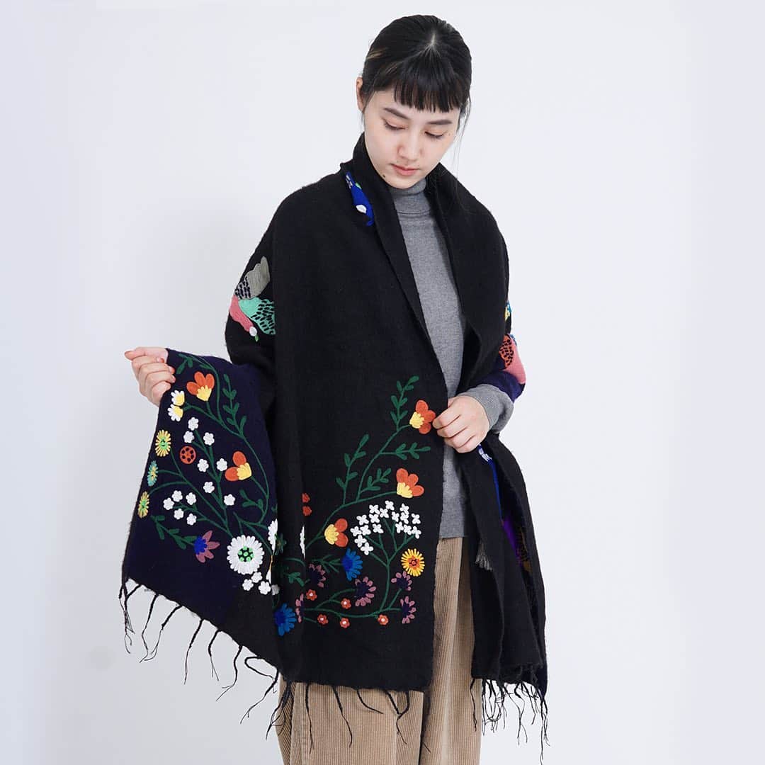 marbleSUD(マーブルシュッド) のインスタグラム：「2017年秋冬コレクションで大人気だった「ワタリドリ Shawl」。2年の時を経て、marble SUDの一押しショールがここに復活です！﻿ ﻿ 体をすっぽりと包んでくれる大判ショールは見渡す限りの、刺繍！刺繍！刺繍！ワタリドリや草花が色鮮やかに表現されています。シンプルコーデにプラスするだけで、パッと華やかになる主役級ショールです！﻿ ﻿ 気温が定まらない今の季節は、肩から羽織ってコート代わりに。しっかり厚手なので、防寒もバッチリです。 ﻿ 追加生産のない限定アイテム☆全直営店&online shopで販売中です。」