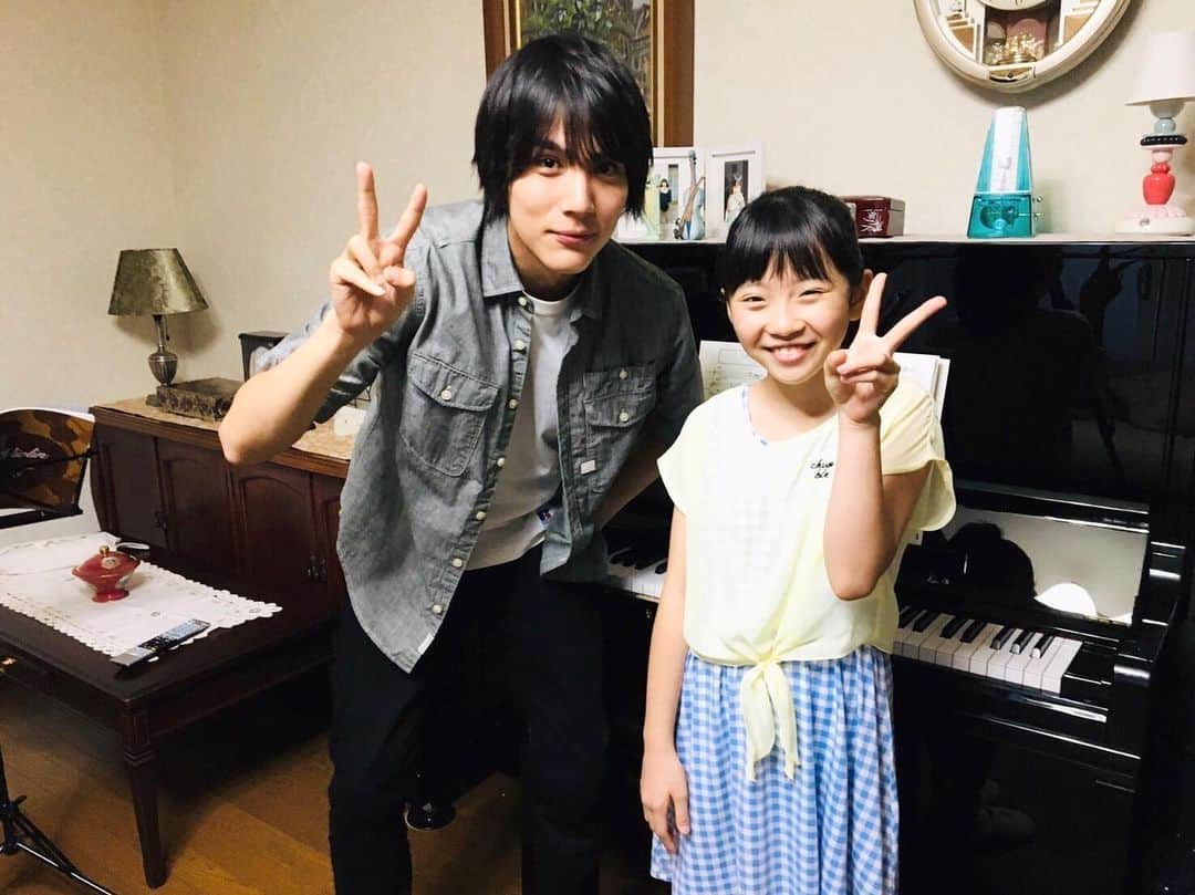 【公式】G線上のあなたと私のインスタグラム：「_ 今日はあいにくの雨☔️ですね、、 そんななかですが、#G線上チーム は 本日も撮影中です！！ 続！第2話のオフショットです🧡 #理人くん と #多実ちゃん☺️ 実は多実ちゃん役の由紗ちゃんも、 ピアノ練習中です🎹✨ #幸恵さん 宅での練習会のシーン🎻 ‪#ときにお兄さん！ #ほっこり写真 ‪#G線上のあなたと私 ‬ ‪#10月29日第3話放送‬ ‪#中川大志　#矢崎由紗 ‪#tbs‬ #tbsドラマ」