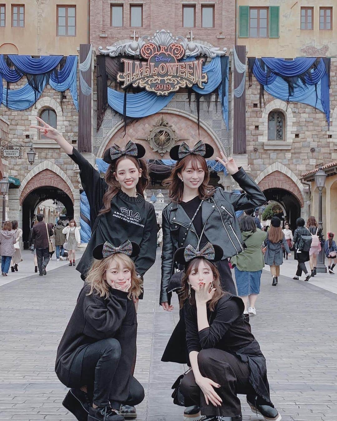 新希咲乃さんのインスタグラム写真 新希咲乃instagram ブラックコーデディズニー 行ってきました 写真本当にたくさん撮ったから ちょこちょこ載せていきますね かなりいい写真いっぱいなの 一眼のカメラをうららちゃん持ってきて